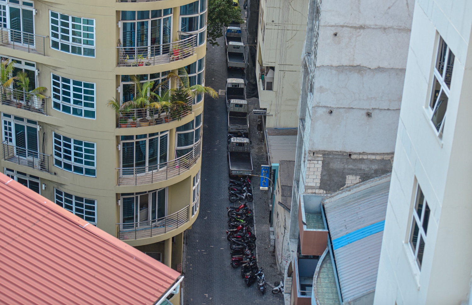 މާލެ: އޭޕްރިލް 2، 2020- މާލޭގައި މިއަދު ކާފިއު ހިންގާފައި އޮތް ވަގުތު މަގުތައް މަތިން ފެނުނީ ހިމޭނަކަން: ސަރުކާރުގެ އެންގުމަށް ކިޔަމަންވެ، ހަވީރު 5 ން ރޭގަނޑު 8 އަށް މާލޭގެ އެންމެން ގޭގެ އަށް ވަނުމުން، މަގުތަކުން ބޮޑު ހިމޭން ކަމެއް ފާހަގަކުރެވުނު.---ފޮޓޯ: އަހުމަދު އަވްޝަން/މިހާރު