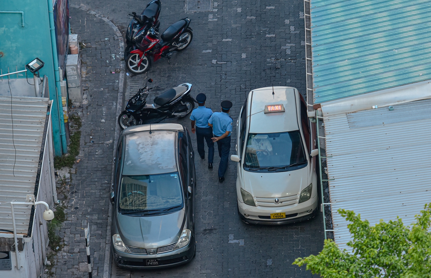 މާލެ: އޭޕްރިލް 2، 2020- މާލޭގައި މިއަދު ކާފިއު ހިންގާފައި އޮތް ވަގުތު، މަގުތައް ޕެޓްރޯލް ކުރުމުގައި ފުލުހުން ހަރަކާތްތެރިވަނީ.---ފޮޓޯ: އަހުމަދު އަވްޝަން/މިހާރު