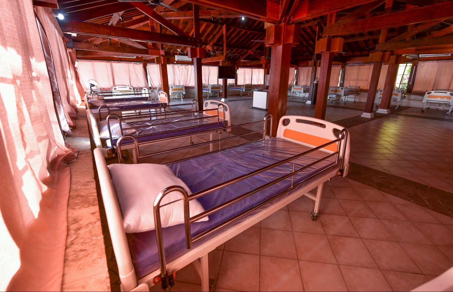 މާލެ- އޭޕްރިލް 2، 2020: ކޮވިޑް-19 އަށް ޕޮޒިޓިވްވާ މީހުންގެ ތެރެއިން ހައި ރިސްކު މީހުންނަށް ފަރުވާދިނުމަށް އަލުން މަރާމާތުކުރި، ފަރުކޮޅުފުށި އައިސޮލޭޝަން ފެސިލިޓީ --.ފޮޓޯ: ނިޝާން އަލީ/މިހާރު