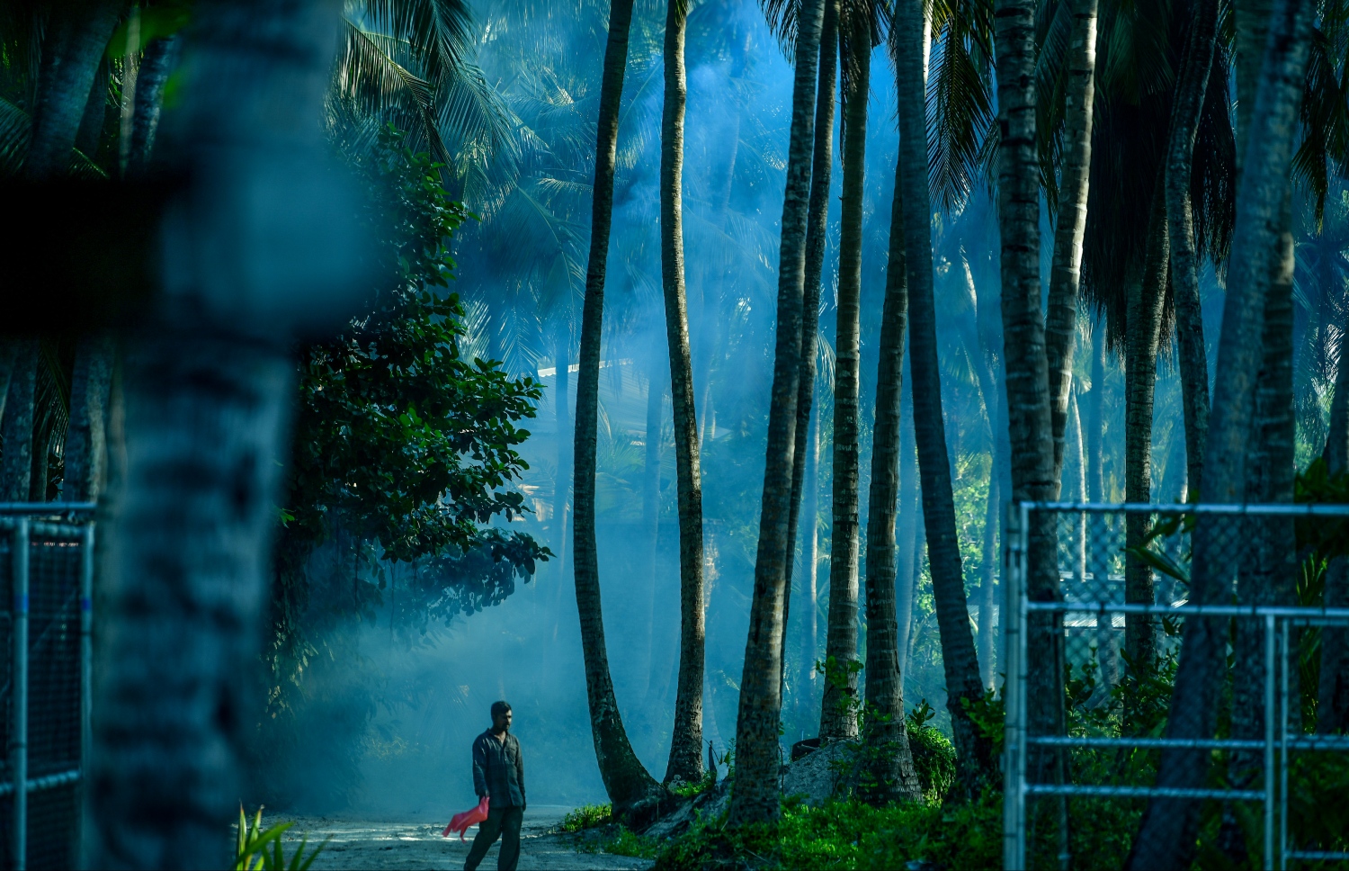 މާލެ- އޭޕްރިލް 2، 2020: ކޮވިޑް-19 އަށް ޕޮޒިޓިވްވާ މީހުންގެ ތެރެއިން ހައި ރިސްކު މީހުންނަށް ފަރުވާދިނުމަށް އަލުން މަރާމާތުކުރި، ފަރުކޮޅުފުށި އައިސޮލޭޝަން ފެސިލިޓީ ހުންނަ ސަރަހައްދު ފޮގް ކުރަނީ --.ފޮޓޯ: ނިޝާން އަލީ/މިހާރު