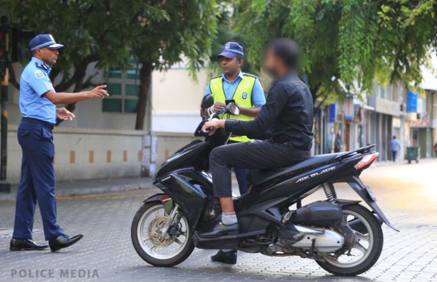 މާލެ: އޭޕްރިލް 2، 2020- މާލޭގައި މިއަދު ކާފިއު ހިންގާފައި އޮތް ވަގުތު، މާލެތެރެ ބެލެހެއްޓުމުގައި ޕޮލިސް ކޮމިޝަނަރު މުހައްމަދު ހަމީދު ހަރަކާތްތެރިވަނީ.----ފޮޓޯ: ޕޮލިސް