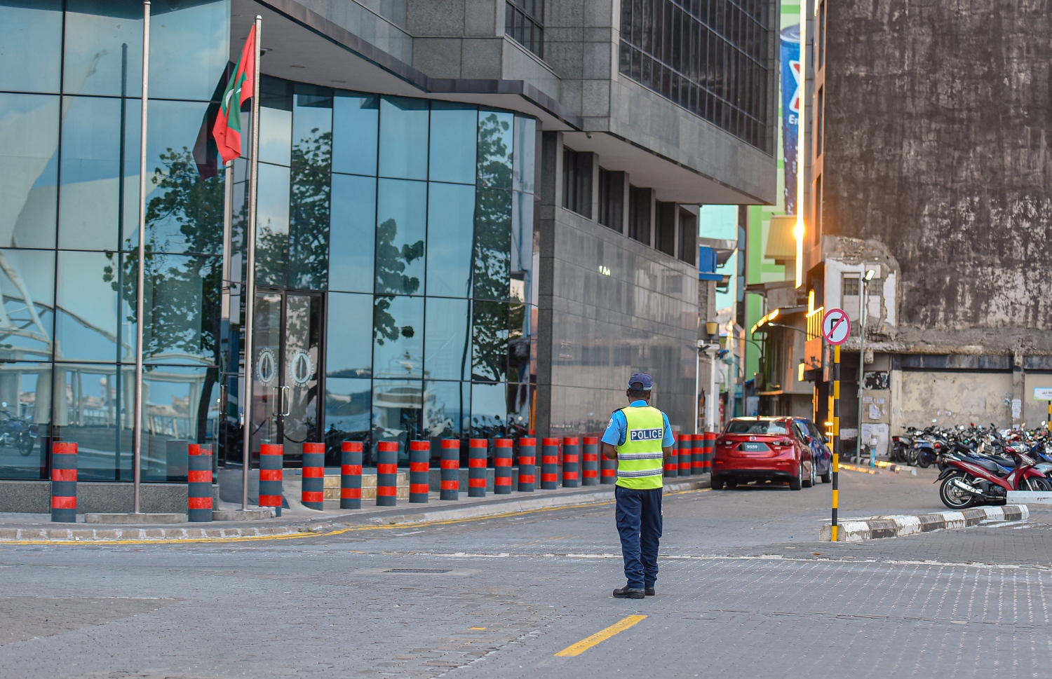 މާލެ: އޭޕްރިލް 2، 2020- މާލޭގައި މިއަދު ކާފިއު ހިންގާފައި އޮތް ވަގުތު، މާލެތެރެ ބެލެހެއްޓުމަށް ފުލުހަކު ހަރަކާތްތެރިވަނީ.---ފޮޓޯ: އަހުމަދު އަވްޝަން/މިހާރު