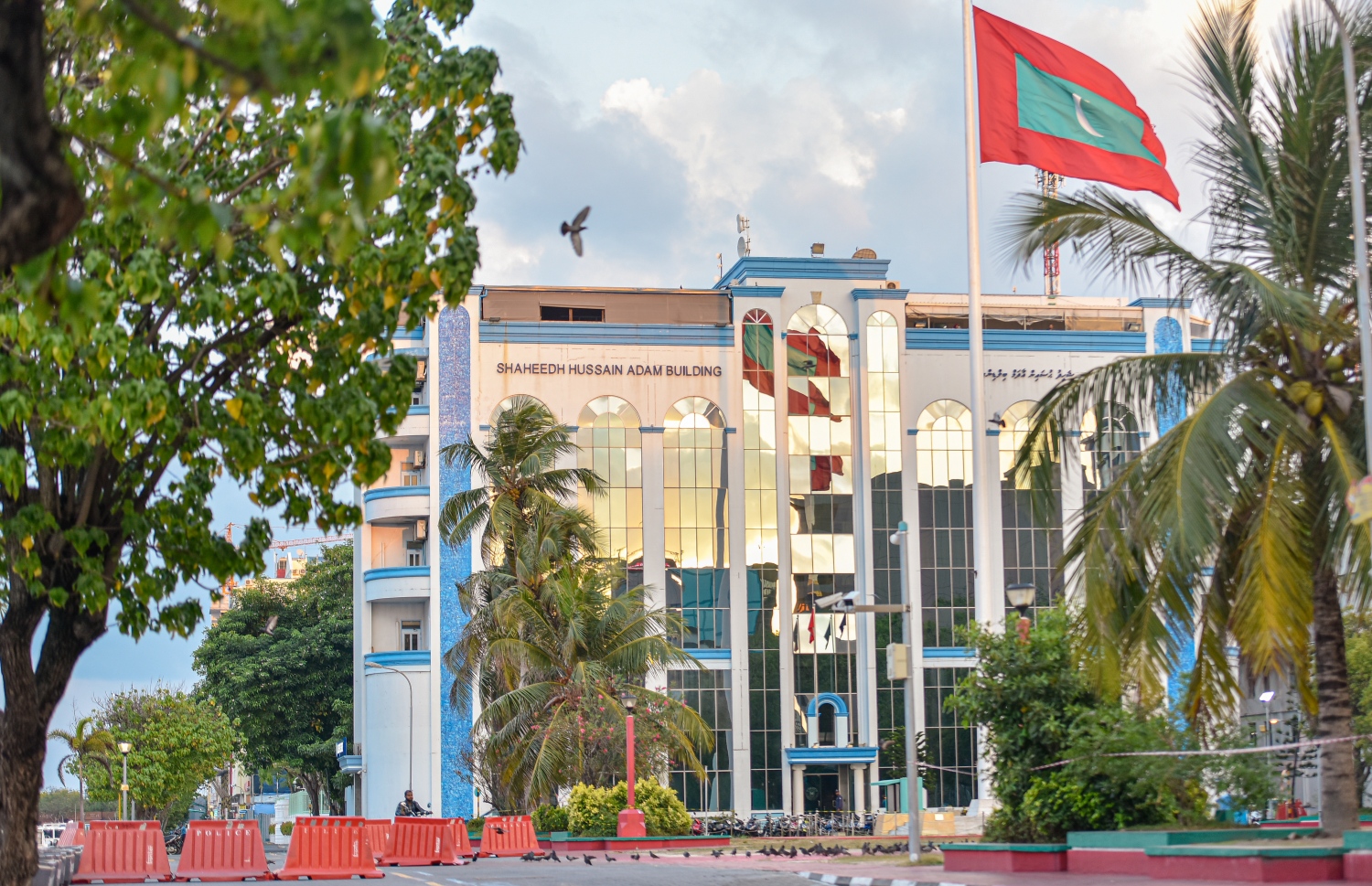 މާލެ: އޭޕްރިލް 2، 2020- މާލޭގައި މިއަދު ކާފިއު ހިންގާފައި އޮތް ވަގުތު މަގުތައް މަތިން ފެނުނީ ހިމޭނަކަން: ސަރުކާރުގެ އެންގުމަށް ކިޔަމަންވެ، ހަވީރު 5 ން ރޭގަނޑު 8 އަށް މާލޭގެ އެންމެން ގޭގެ އަށް ވަނުމުން، މަގުތަކުން ބޮޑު ހިމޭން ކަމެއް ފާހަގަކުރެވުނު.---ފޮޓޯ: އަހުމަދު އަވްޝަން/މިހާރު