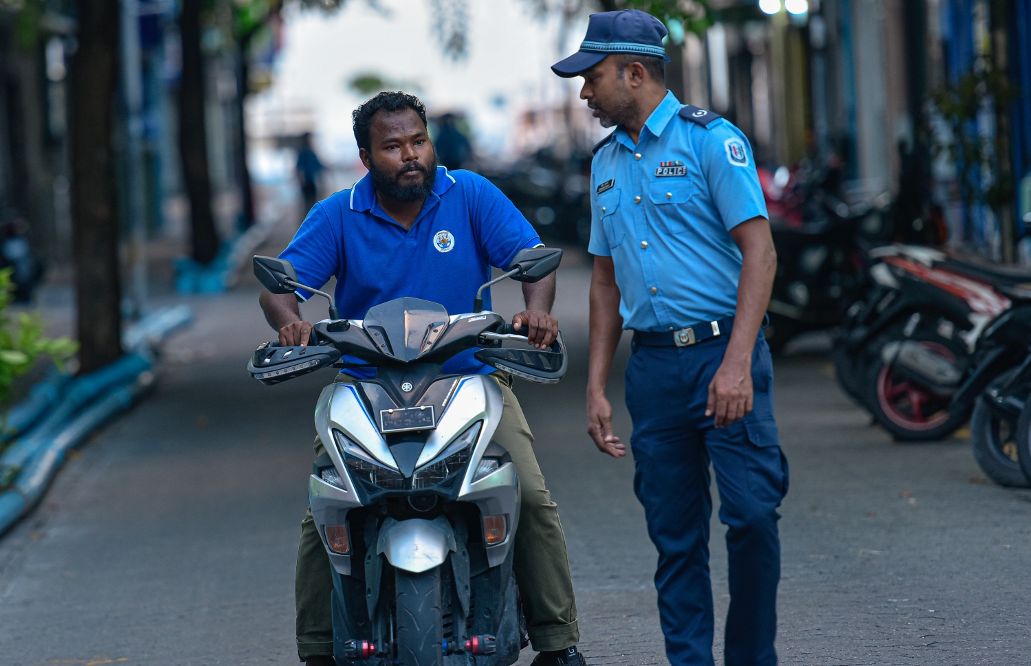 މާލެ: އޭޕްރިލް 2، 2020- މާލޭގައި މިއަދު ކާފިއު ހިންގާފައި އޮތް ވަގުތު ސައިކަލެއްގައި ދިޔަ މީހަކާ ފުލުހަކު ސުވާލު ކުރަނީ.---ފޮޓޯ: އަހުމަދު އަވްޝަން/މިހާރު