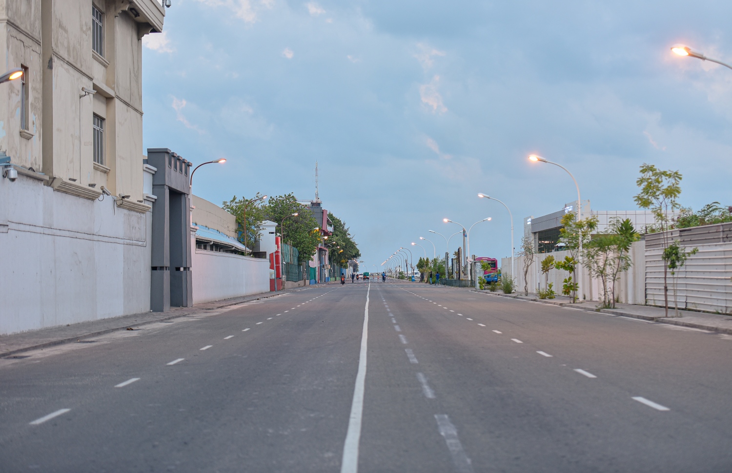 މާލެ: އޭޕްރިލް 2، 2020- މާލޭގައި މިއަދު ކާފިއު ހިންގާފައި އޮތް ވަގުތު ކަޅުތުއްކަލާކޮށިން ފެށިގެން ބޮޑުތަކުރުފާނު މަގު ފެންނަ ގޮތް: ސަރުކާރުގެ އެންގުމަށް ކިޔަމަންވެ، ހަވީރު 5 ން ރޭގަނޑު 8 އަށް މާލޭގެ އެންމެން ގޭގެ އަށް ވަނުމުން، މަގުތަކުން ބޮޑު ހިމޭން ކަމެއް ފާހަގަކުރެވުނު.---ފޮޓޯ: އަހުމަދު އަވްޝަން/މިހާރު