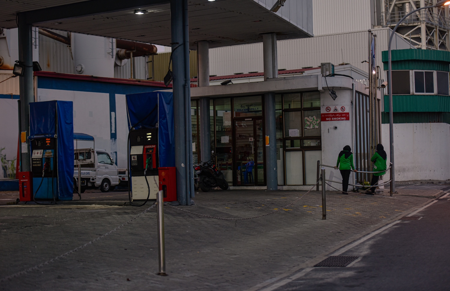 މާލެ: އޭޕްރިލް 2، 2020- މާލޭގައި މިއަދު ކާފިއު ހިންގާފައި އޮތް ވަގުތު ހެންވޭރު ޕެޓްރޯލް ޝެޑް ބަންދުކޮށްފައި: އެޗްޕީއޭ އިން ވަކި ގޮތެއް އަންގަންދެން މިއަދުން ފެށިގެން ކޮންމެ ދުވަހެއްގެ ހަވީރު 5 ން ރޭގަނޑު 8 އަށް މާލެ އާއި ވިލިމާލެ އާއި ހުޅުމާލޭގައި ކާފިއު ހިންގާނެ.---ފޮޓޯ: އަހުމަދު އަވްޝަން/މިހާރު