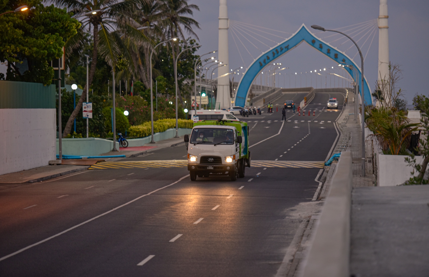 މާލެ: އޭޕްރިލް 2، 2020- މާލޭގައި މިއަދު ކާފިއު ހިންގާފައި އޮތް ވަގުތުގައި ސިނަމާލެ ބްރިޖު ކައިރިން ބޮޑުތަކުރުފާނު މަގުން ވެމްކޯގެ ލޮރީއެއް ދުއްވާފައި ދަނީ: އެޗްޕީއޭ އިން ވަކި ގޮތެއް އަންގަންދެން މިއަދުން ފެށިގެން ކޮންމެ ދުވަހެއްގެ ހަވީރު 5 ން ރޭގަނޑު 8 އަށް މާލެ އާއި ވިލިމާލެ އާއި ހުޅުމާލޭގައި ކާފިއު ހިންގާނެ.---ފޮޓޯ: އަހުމަދު އަވްޝަން/މިހާރު