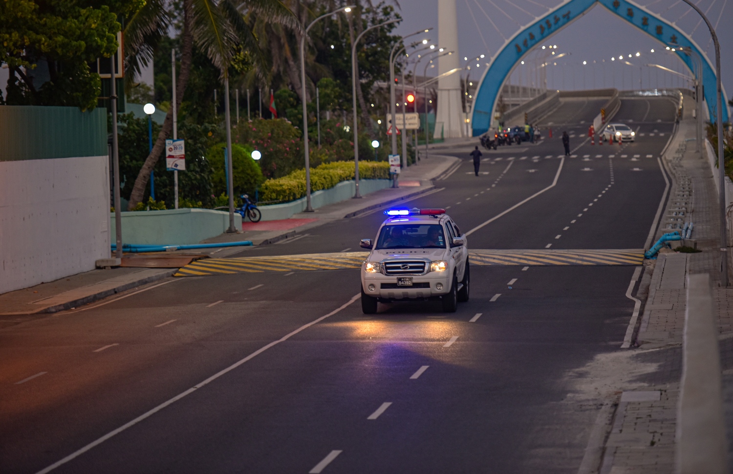 މާލެ: އޭޕްރިލް 2، 2020- މާލޭގައި މިއަދު ކާފިއު ހިންގާފައި އޮތް ވަގުތުގައި ސިނަމާލެ ބްރިޖު ކައިރިން ބޮޑުތަކުރުފާނު މަގުން ފުލުހުންގެ ވެހިކަލެއް ދުއްވާފައި ދަނީ: އާންމުންގެ އެއްބާރުލުން ވަރަށް ބޮޑަށް ލިބުނުކަން ފާހަގަކުރެވޭ.---ފޮޓޯ: އަހުމަދު އަވްޝަން/މިހާރު