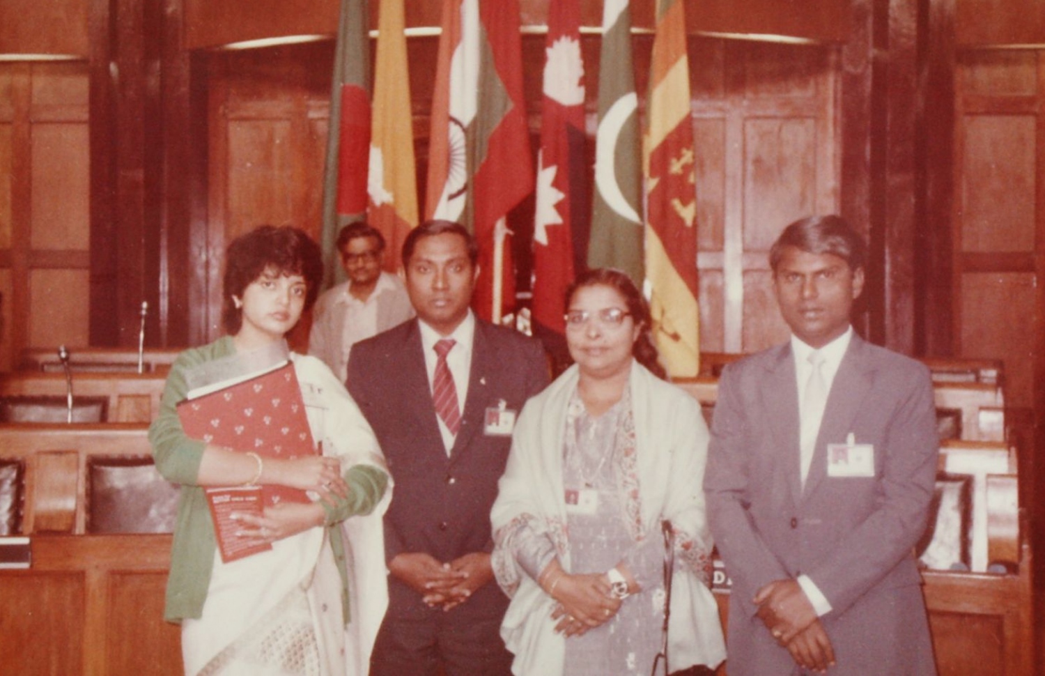 ފާތިމަތު ޖަމީލް (ކ-2) ބައިނަލްއަގްވާމީ ޖަލްސާއެއްގައި ކުރީގެ ވަޒީރު އައްބާސް އިބްރާހިމް (ވ-2) އާއި ސައިކުރާ އަޒީ (ކ)އާ އެކު.