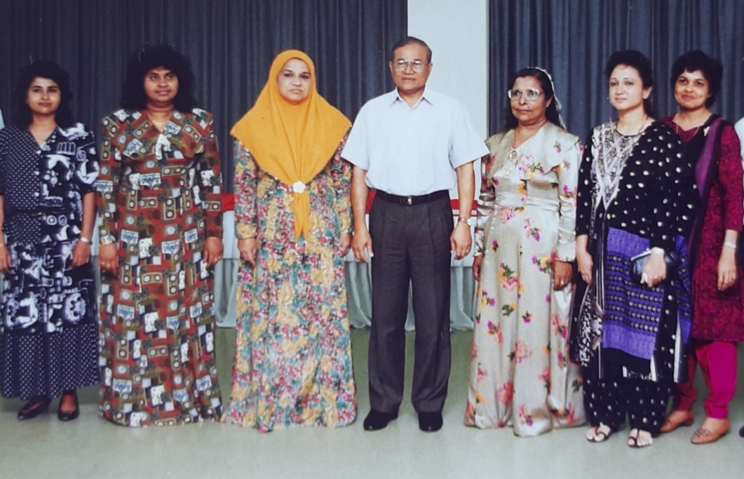 ރައީސް މައުމޫންއާ އެކު ފާތިމަތު ޖަމީލް (ކ-3) އަންހެނުންގެ ހައްގުތަކާ ގުޅޭ ބައްދަލުވުމަކަށް ފަހު ގްރޫޕް ފޮޓޯއެއްގައި.