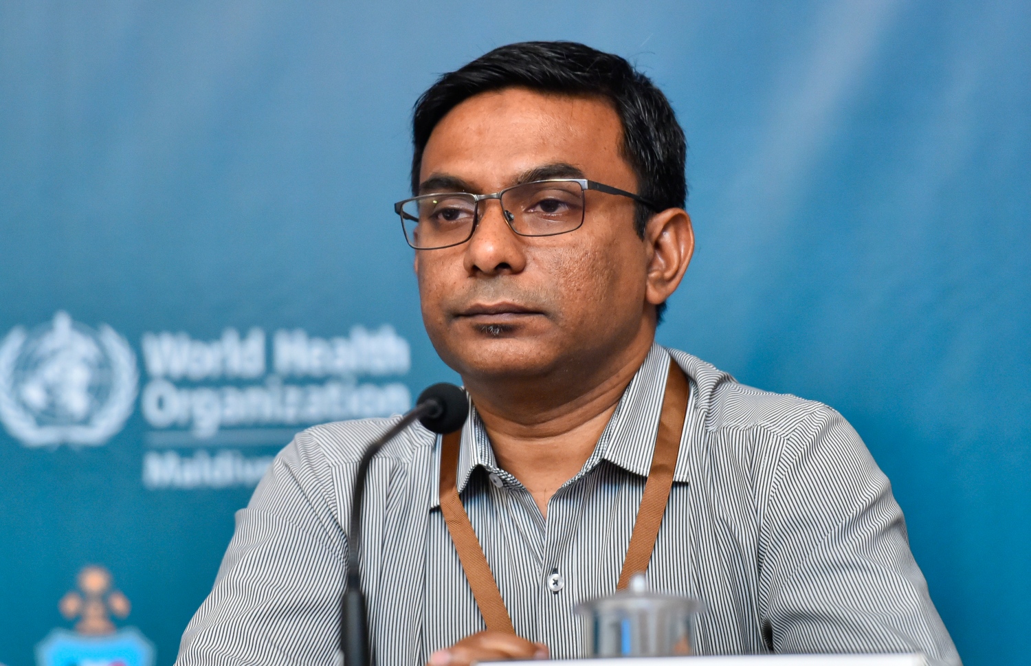 ނެޝަނަލް އިމަޖެންސީ އޮޮޕަަރޭޝަން ސެންޓަރުން ރޭ ބޭއްވި ޕްރެސް ބްރީގިން ގައި ޑރ.މޫސާ މުރާދު ވާހަކަ ދައްކަވަނީ. އޭނާ ވިދާޅުވީ ކާފިއުގެ ވަގުތު ނިމޭ އިރަށް އެންމެން ނުނިކުންނަށް އެދިވަޑައިގަންނަވާ ކަމަށް.--- ފޮޓޯ:އަހުމަދު އަވްޝަން އިލްޔާސް/މިހާރު