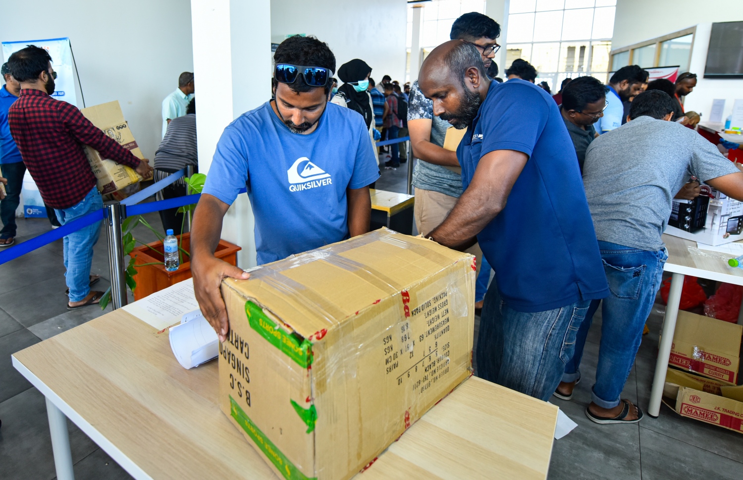 މާލެ- އޭޕްރީލް 4، 2020- ރާއްޖޭގެ ގައުމީ އެއާލައިން މޯލްޑިވިއަން އިން ސްރީ ލަންކާ އަށް ބާއްވާ ކާގޯ ދަތުރުގައި، އެ ގައުމުގައި ތިބި ދިވެހި އާއިލާތަކަށް ފޮނުވާ ތަކެތި ކަސްޓަމްސް އިން ފާސްކޮށް ނިމުމުން، ފޮށިގަނޑު ބަންދު ކުރަނީ.---ފޮޓޯ: އަހުމަދު އަވްޝަން/މިހާރު