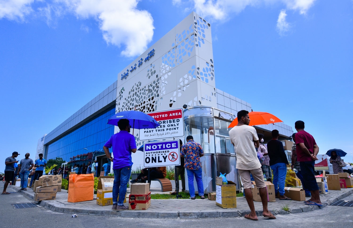 މާލެ- އޭޕްރީލް 4، 2020- ރާއްޖޭގެ ގައުމީ އެއާލައިން މޯލްޑިވިއަން އިން ސްރީ ލަންކާ އަށް ބާއްވާ ކާގޯ ދަތުރުގައި، އެ ގައުމުގައި ތިބި ދިވެހި އާއިލާތަކަށް ފޮނުވާ ތަކެތި ހިފައިގެން ދިޔަ ބަޔަކު ބަސް ޓާމިނަލްގެ ބޭރުގައި ކިއޫ ހަދާފައި.---ފޮޓޯ: އަހުމަދު އަވްޝަން/މިހާރު