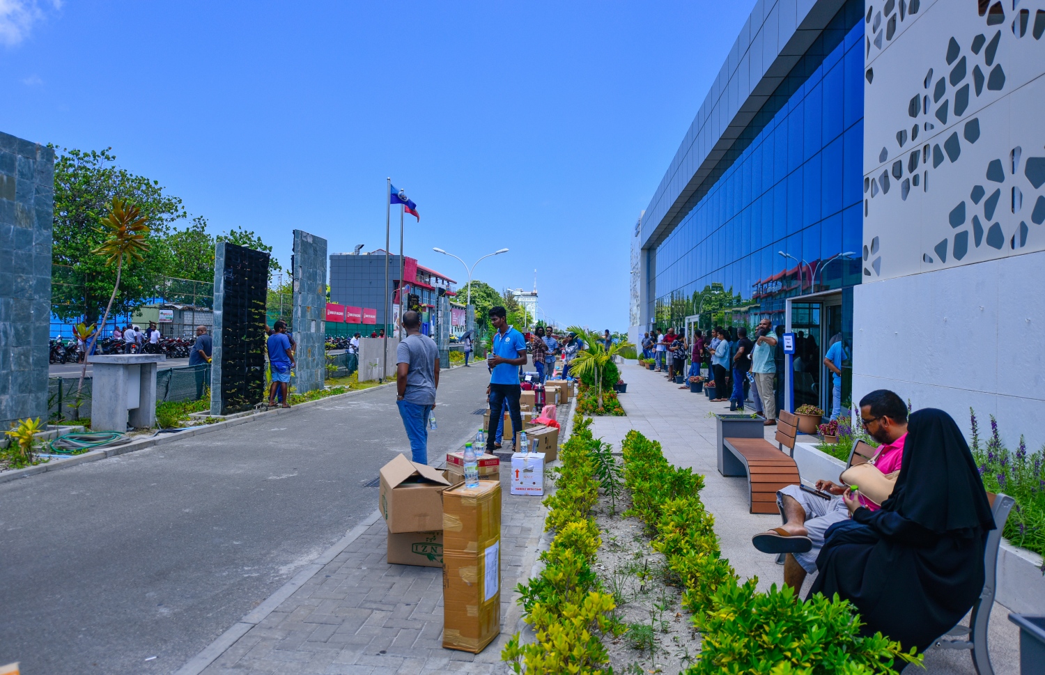 މާލެ- އޭޕްރީލް 4، 2020- ރާއްޖޭގެ ގައުމީ އެއާލައިން މޯލްޑިވިއަން އިން ސްރީ ލަންކާ އަށް ބާއްވާ ކާގޯ ދަތުރުގައި، އެ ގައުމުގައި ތިބި ދިވެހި އާއިލާތަކަށް ފޮނުވާ ތަކެތި ހިފައިގެން ދިޔަ ބަޔަކު ބަސް ޓާމިނަލްގެ ބޭރުގައި މަޑުކޮށްލައިގެން.---ފޮޓޯ: އަހުމަދު އަވްޝަން/މިހާރު