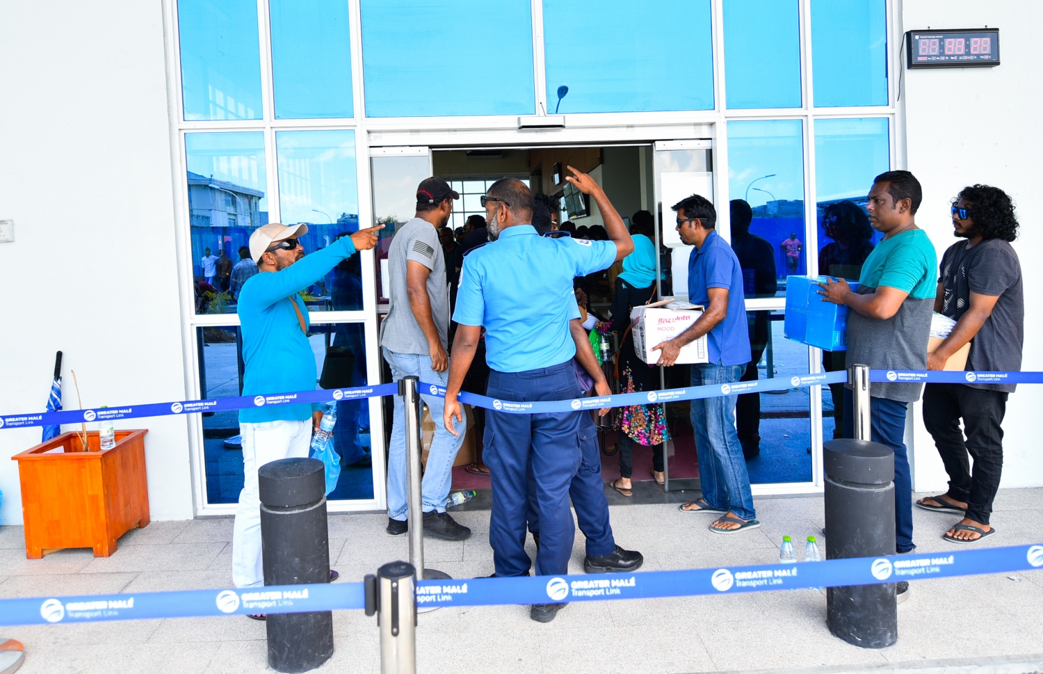 މާލެ- އޭޕްރީލް 4، 2020- ރާއްޖޭގެ ގައުމީ އެއާލައިން މޯލްޑިވިއަން އިން ސްރީ ލަންކާ އަށް ބާއްވާ ކާގޯ ދަތުރުގައި، އެ ގައުމުގައި ތިބި ދިވެހި އާއިލާތަކަށް ފޮނުވާ ތަކެތި މޯލްޑިވިއަންގެ އޮފިޝަލުންނާ ހަވާލު ކުރަނީ.---ފޮޓޯ: އަހުމަދު އަވްޝަން/މިހާރު