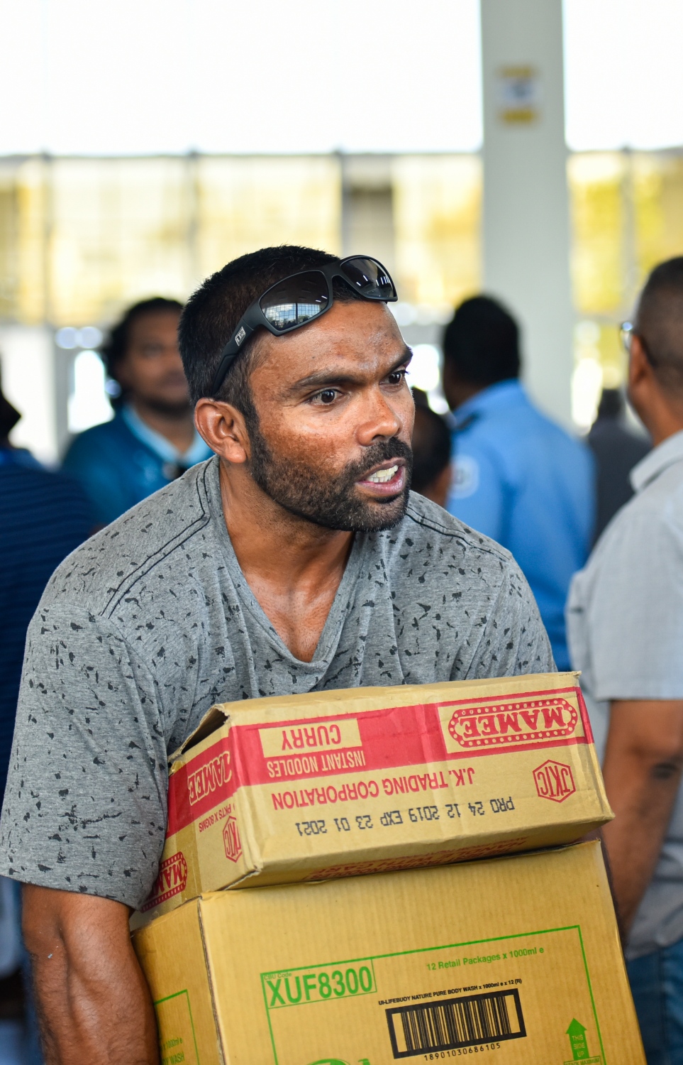 މާލެ- އޭޕްރީލް 4، 2020- ރާއްޖޭގެ ގައުމީ އެއާލައިން މޯލްޑިވިއަން އިން ސްރީ ލަންކާ އަށް ބާއްވާ ކާގޯ ދަތުރުގައި، އެ ގައުމުގައި ތިބި ދިވެހި އާއިލާތަކަށް ފޮނުވާ ތަކެތި މޯލްޑިވިއަންގެ އޮފިޝަލުންނާ ހަވާލު ކުރަނީ.---ފޮޓޯ: އަހުމަދު އަވްޝަން/މިހާރު