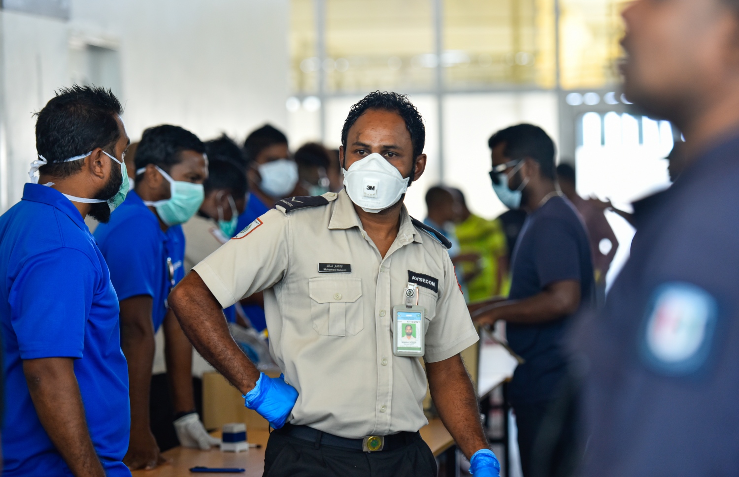 މާލެ- އޭޕްރީލް 4، 2020- ރާއްޖޭގެ ގައުމީ އެއާލައިން މޯލްޑިވިއަން އިން ސްރީ ލަންކާ އަށް ބާއްވާ ކާގޯ ދަތުރުގައި، އެ ގައުމުގައި ތިބި ދިވެހި އާއިލާތަކަށް ރާއްޖެ އިން ފޮނުވާ ތަކެތި ބެލުމުގައި އޭވިއޭޝަން ސެކިއުރިޓީ އޮފިސަރުންނާއި ކަސްޓަމްސް އޮފިސަރުން ހަރަކާތްތެރިވަނީ.---ފޮޓޯ: އަހުމަދު އަވްޝަން/މިހާރު