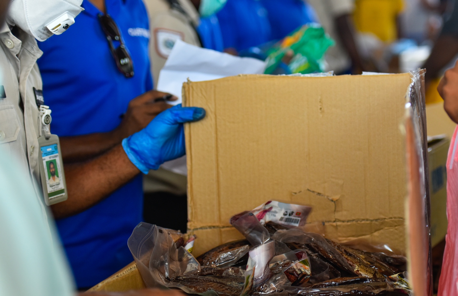 މާލެ- އޭޕްރީލް 4، 2020- ރާއްޖޭގެ ގައުމީ އެއާލައިން މޯލްޑިވިއަން އިން ސްރީ ލަންކާ އަށް ބާއްވާ ކާގޯ ދަތުރުގައި، އެ ގައުމުގައި ތިބި ދިވެހި އާއިލާތަކަށް ފޮނުވާ ތަކެތި ކަސްޓަމްސް އިން ޗެކް ކުރަނީ.---ފޮޓޯ: އަހުމަދު އަވްޝަން/މިހާރު