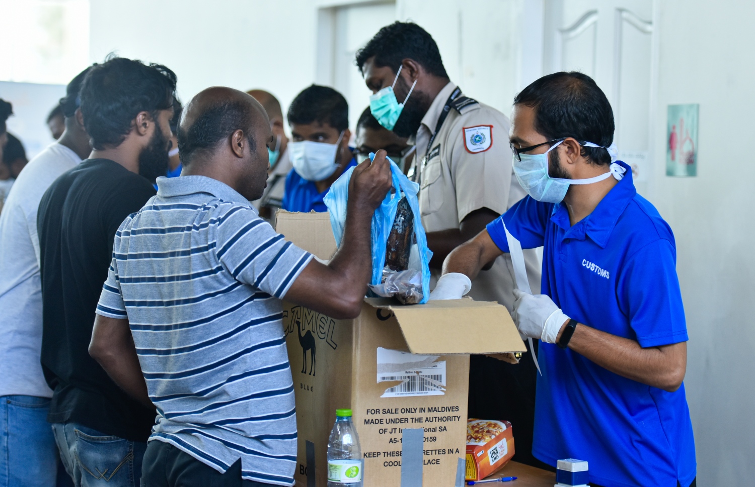 މާލެ- އޭޕްރީލް 4، 2020- ރާއްޖޭގެ ގައުމީ އެއާލައިން މޯލްޑިވިއަން އިން ސްރީ ލަންކާ އަށް ބާއްވާ ކާގޯ ދަތުރުގައި، އެ ގައުމުގައި ތިބި ދިވެހި އާއިލާތަކަށް ފޮނުވާ ތަކެތި ކަސްޓަމްސް އިން ޗެކް ކުރަނީ.---ފޮޓޯ: އަހުމަދު އަވްޝަން/މިހާރު