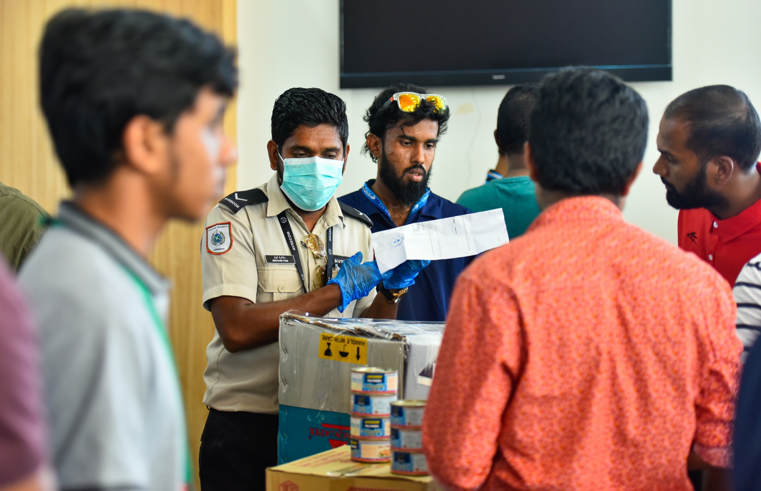 މާލެ- އޭޕްރީލް 4، 2020- ރާއްޖޭގެ ގައުމީ އެއާލައިން މޯލްޑިވިއަން އިން ސްރީ ލަންކާ އަށް ބާއްވާ ކާގޯ ދަތުރުގައި، އެ ގައުމުގައި ތިބި ދިވެހި އާއިލާތަކަށް ފޮނުވާ ތަކެތި ޗެކް ކުރަނީ.---ފޮޓޯ: އަހުމަދު އަވްޝަން/މިހާރު