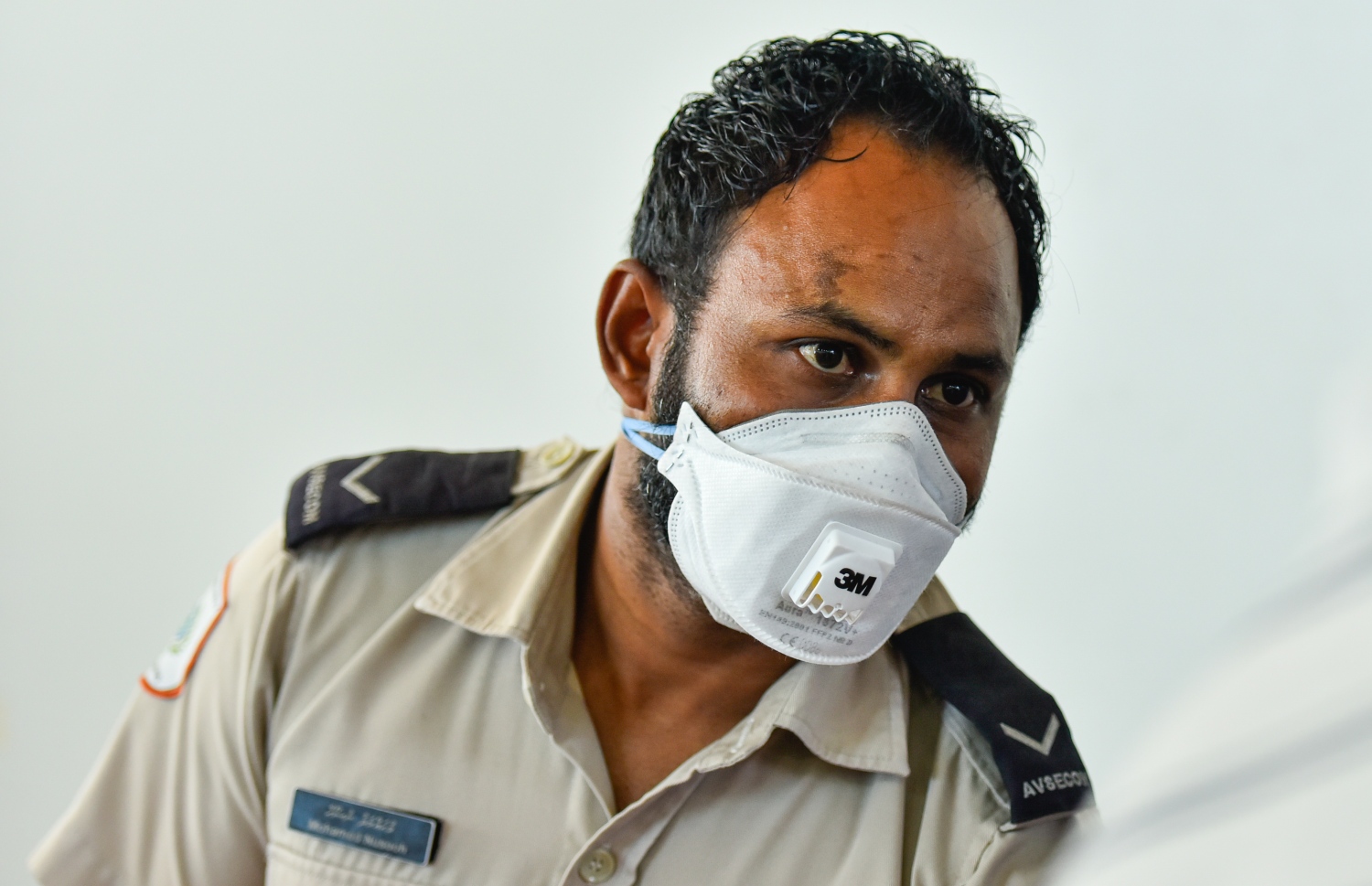 މާލެ- އޭޕްރީލް 4، 2020- ރާއްޖޭގެ ގައުމީ އެއާލައިން މޯލްޑިވިއަން އިން ސްރީ ލަންކާ އަށް ބާއްވާ ކާގޯ ދަތުރުގައި، އެ ގައުމުގައި ތިބި ދިވެހި އާއިލާތަކަށް ރާއްޖެ އިން ފޮނުވާ ތަކެތި ބެލުމުގައި އޭވިއޭޝަން ސެކިއުރިޓީ އޮފިސަރަކު ހަރަކާތްތެރިވަނީ.---ފޮޓޯ: އަހުމަދު އަވްޝަން/މިހާރު