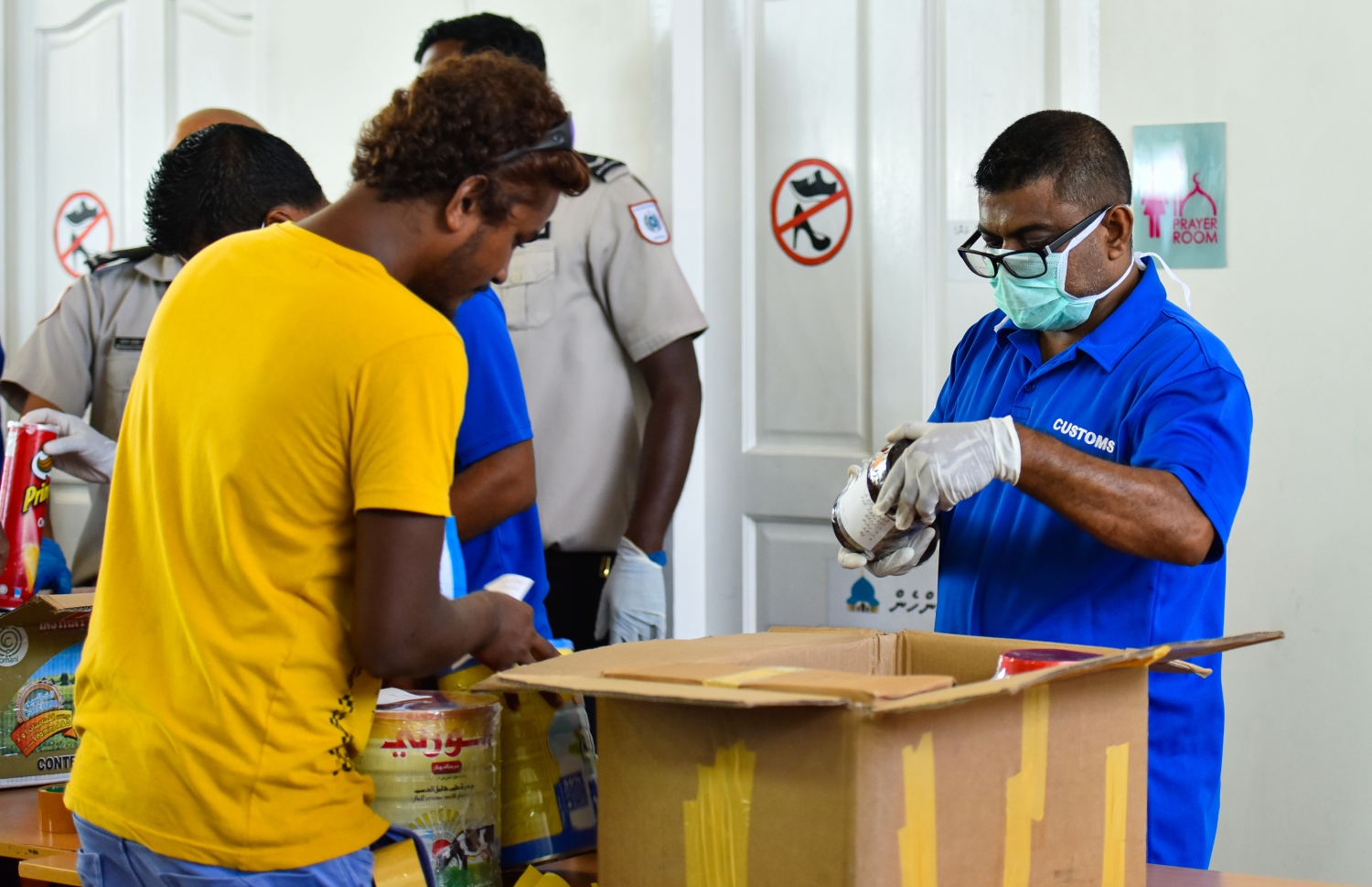 މާލެ- އޭޕްރީލް 4، 2020- ރާއްޖޭގެ ގައުމީ އެއާލައިން މޯލްޑިވިއަން އިން ސްރީ ލަންކާ އަށް ބާއްވާ ކާގޯ ދަތުރުގައި، އެ ގައުމުގައި ތިބި ދިވެހި އާއިލާތަކަށް ފޮނުވާ ތަކެތި ކަސްޓަމްސް އިން ޗެކް ކުރަނީ.---ފޮޓޯ: އަހުމަދު އަވްޝަން/މިހާރު