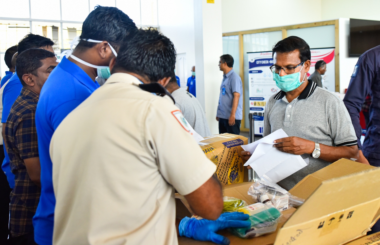 މާލެ- އޭޕްރީލް 4، 2020- ރާއްޖޭގެ ގައުމީ އެއާލައިން މޯލްޑިވިއަން އިން ސްރީ ލަންކާ އަށް ބާއްވާ ކާގޯ ދަތުރުގައި، އެ ގައުމުގައި ތިބި ދިވެހި އާއިލާތަކަށް ފޮނުވާ ތަކެތި ކަސްޓަމްސް އިން ޗެކް ކުރަނީ.---ފޮޓޯ: އަހުމަދު އަވްޝަން/މިހާރު