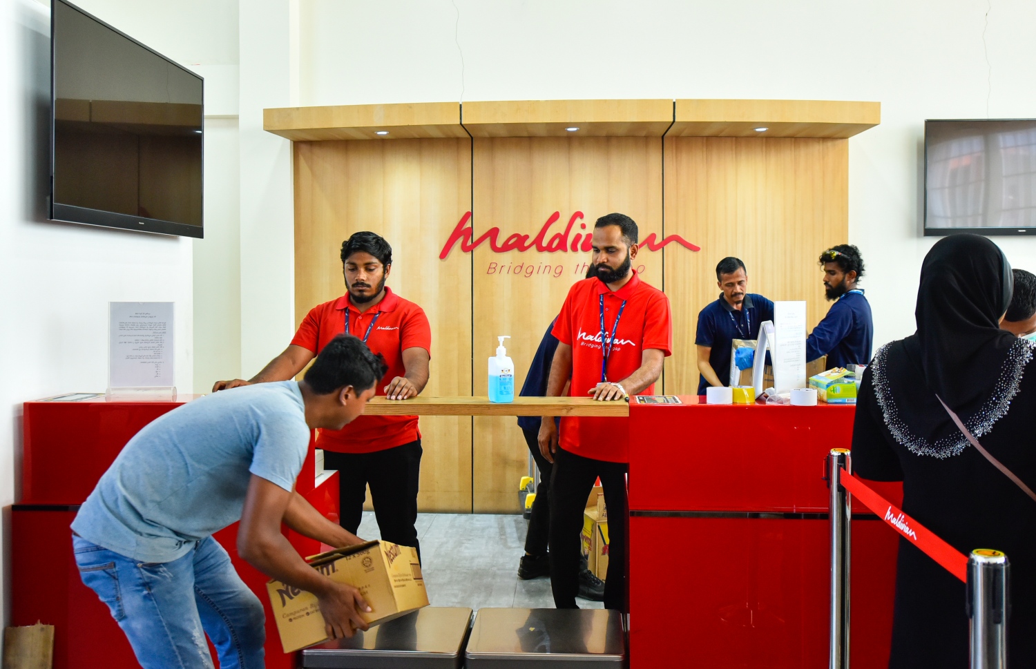 މާލެ- އޭޕްރީލް 4، 2020- ރާއްޖޭގެ ގައުމީ އެއާލައިން މޯލްޑިވިއަން އިން ސްރީ ލަންކާ އަށް ބާއްވާ ކާގޯ ދަތުރުގައި، އެ ގައުމުގައި ތިބި ދިވެހި އާއިލާތަކަށް ފޮނުވާ ތަކެތި މޯލްޑިވިއަންގެ އޮފިޝަލުންނާ ހަވާލު ކުރަނީ.---ފޮޓޯ: އަހުމަދު އަވްޝަން/މިހާރު