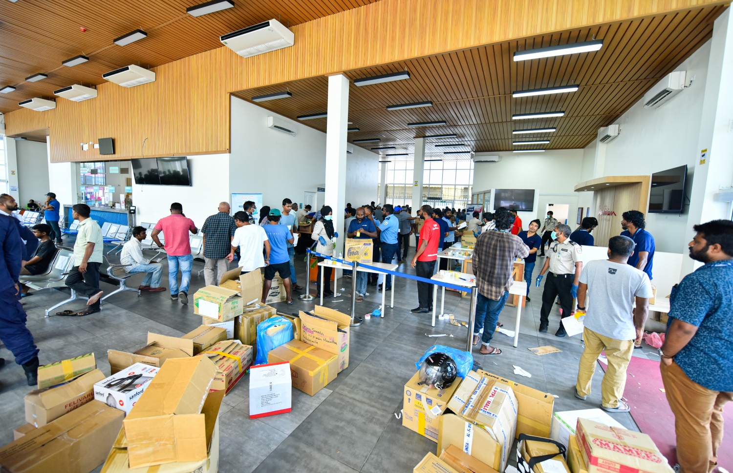 މާލެ- އޭޕްރީލް 4، 2020- ރާއްޖޭގެ ގައުމީ އެއާލައިން މޯލްޑިވިއަން އިން ސްރީ ލަންކާ އަށް ބާއްވާ ކާގޯ ދަތުރުގައި، އެ ގައުމުގައި ތިބި ދިވެހި އާއިލާތަކަށް ތަކެތި ފޮނުވުމަށް ބަސް ޓާމިނަލްގައި ހުންނަ މޯލްޑިވިއަން ކައުންޓަރު ކައިރީގައި ބަޔަކު ކިއޫ ހަދާފައި.---ފޮޓޯ: އަހުމަދު އަވްޝަން/މިހާރު