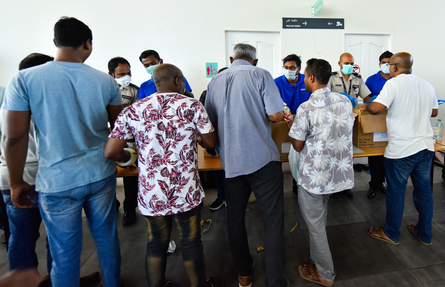 މާލެ- އޭޕްރީލް 4، 2020- ރާއްޖޭގެ ގައުމީ އެއާލައިން މޯލްޑިވިއަން އިން ސްރީ ލަންކާ އަށް ބާއްވާ ކާގޯ ދަތުރުގައި، އެ ގައުމުގައި ތިބި ދިވެހި އާއިލާތަކަށް ތަކެތި ފޮނުވުމަށް ބަސް ޓާމިނަލްގައި ހުންނަ މޯލްޑިވިއަން ކައުންޓަރު ކައިރީގައި ބަޔަކު ކިއޫ ހަދާފައި.---ފޮޓޯ: އަހުމަދު އަވްޝަން/މިހާރު