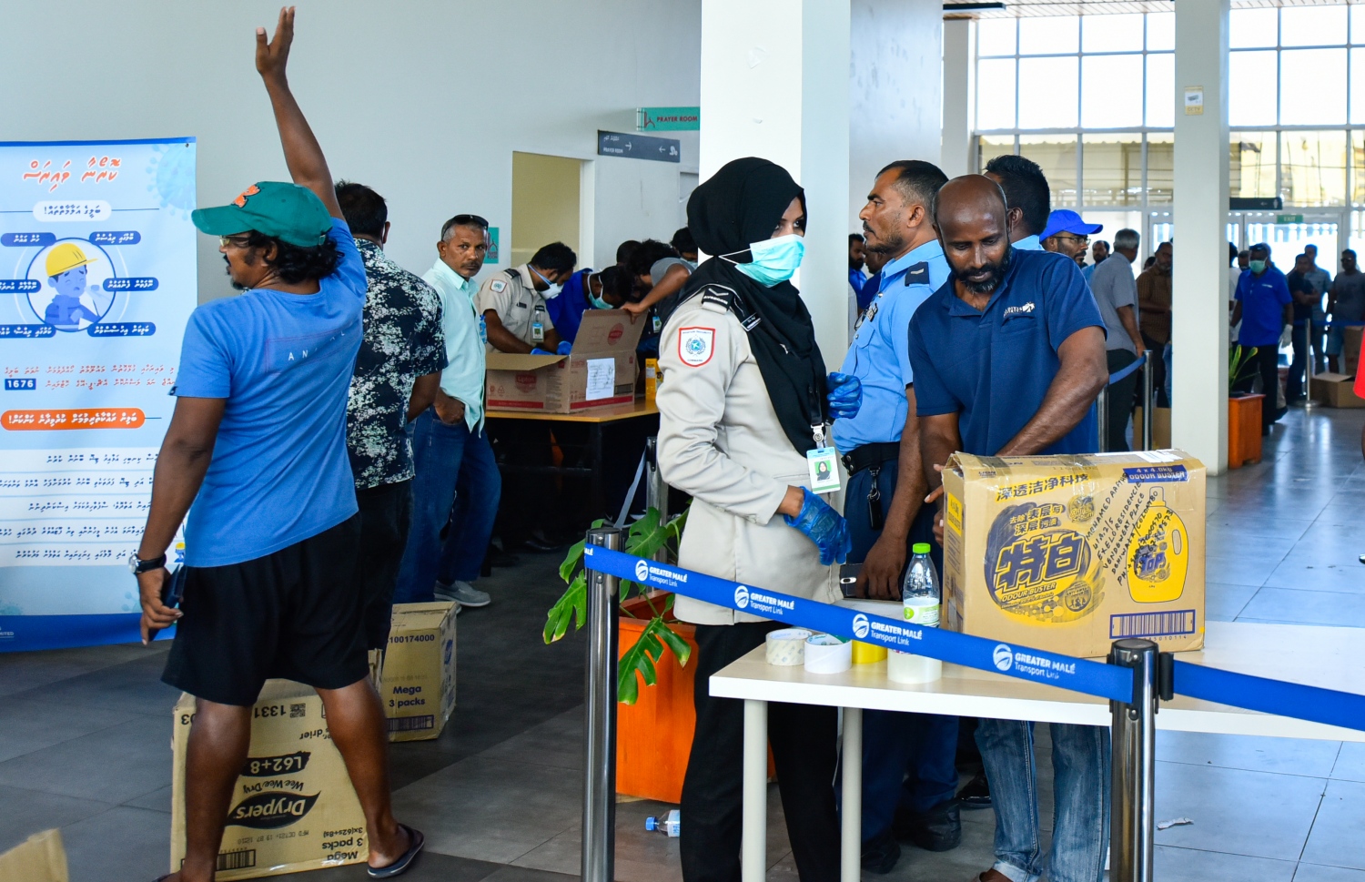 މާލެ- އޭޕްރީލް 4، 2020- ރާއްޖޭގެ ގައުމީ އެއާލައިން މޯލްޑިވިއަން އިން ސްރީ ލަންކާ އަށް ބާއްވާ ކާގޯ ދަތުރުގައި، އެ ގައުމުގައި ތިބި ދިވެހި އާއިލާތަކަށް ތަކެތި ފޮނުވުމަށް ބަސް ޓާމިނަލްގައި ހުންނަ މޯލްޑިވިއަން ކައުންޓަރު ކައިރީގައި ބަޔަކު ކިއޫ ހަދާފައި.---ފޮޓޯ: އަހުމަދު އަވްޝަން/މިހާރު