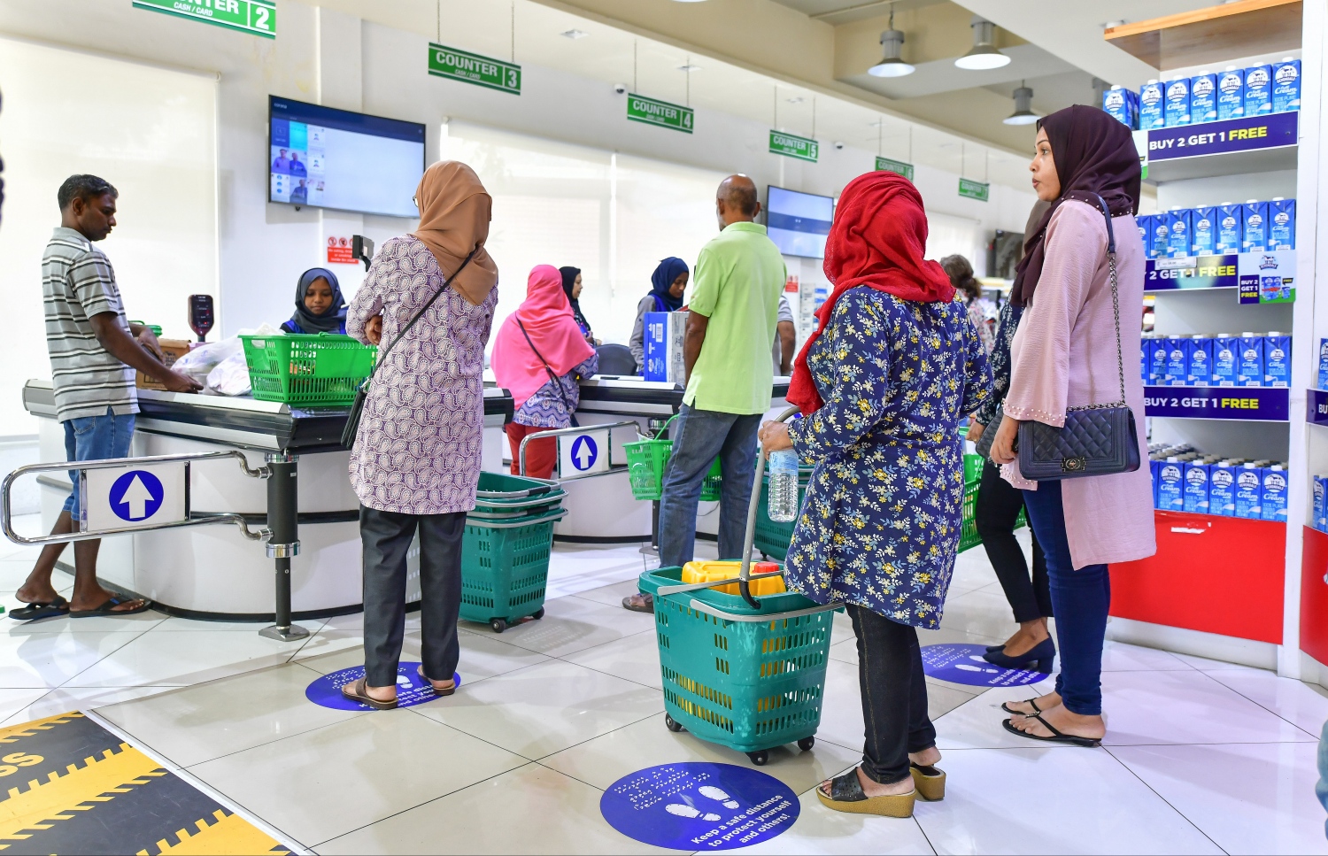 އެސްޓިއޯ ސުޕަމާޓް: އެތަނުގައި ފައިސާ ދައްކަން ދުރުދުރުގައި ތިބެން ވަނީ މަޖުބޫރުކޮށްފައި. --ފޮޓޯ: ނިޝާން އަލީ/މިހާރު