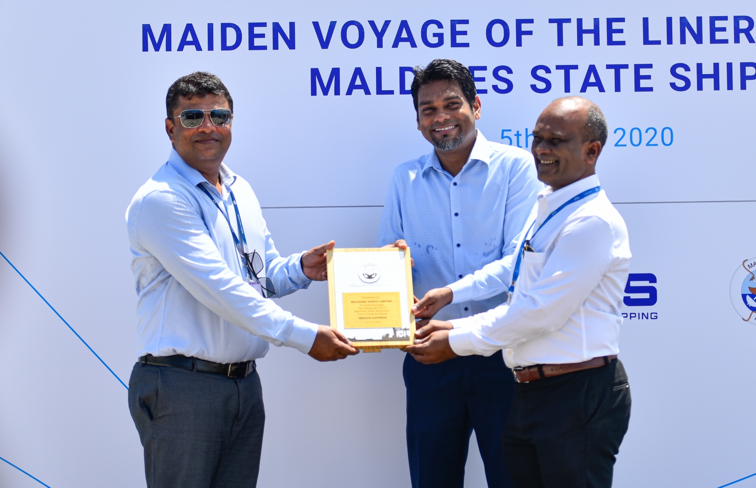 އެމްއެސްއެސްގެ ފުރަތަމަ ބޯޓަށް މަރުހަބާ ކިޔުމުގެ ގޮތުން އެމްޕީއެލްގެ އެމްޑީ (ވ) އެސްޓީއޯގެ އެމްޑީ އަދި ސީއީއޯ (މ) އާއި އެމްއެސްއެސްގެ އެމްޑީ (ކ) އާ ހަނދާނީ ފިލާ ހަވާލު ކުރަނީ -- ފޮޓޯ: އަހުމަދު އައުޝަން އިލްޔާސް / މިހާރު