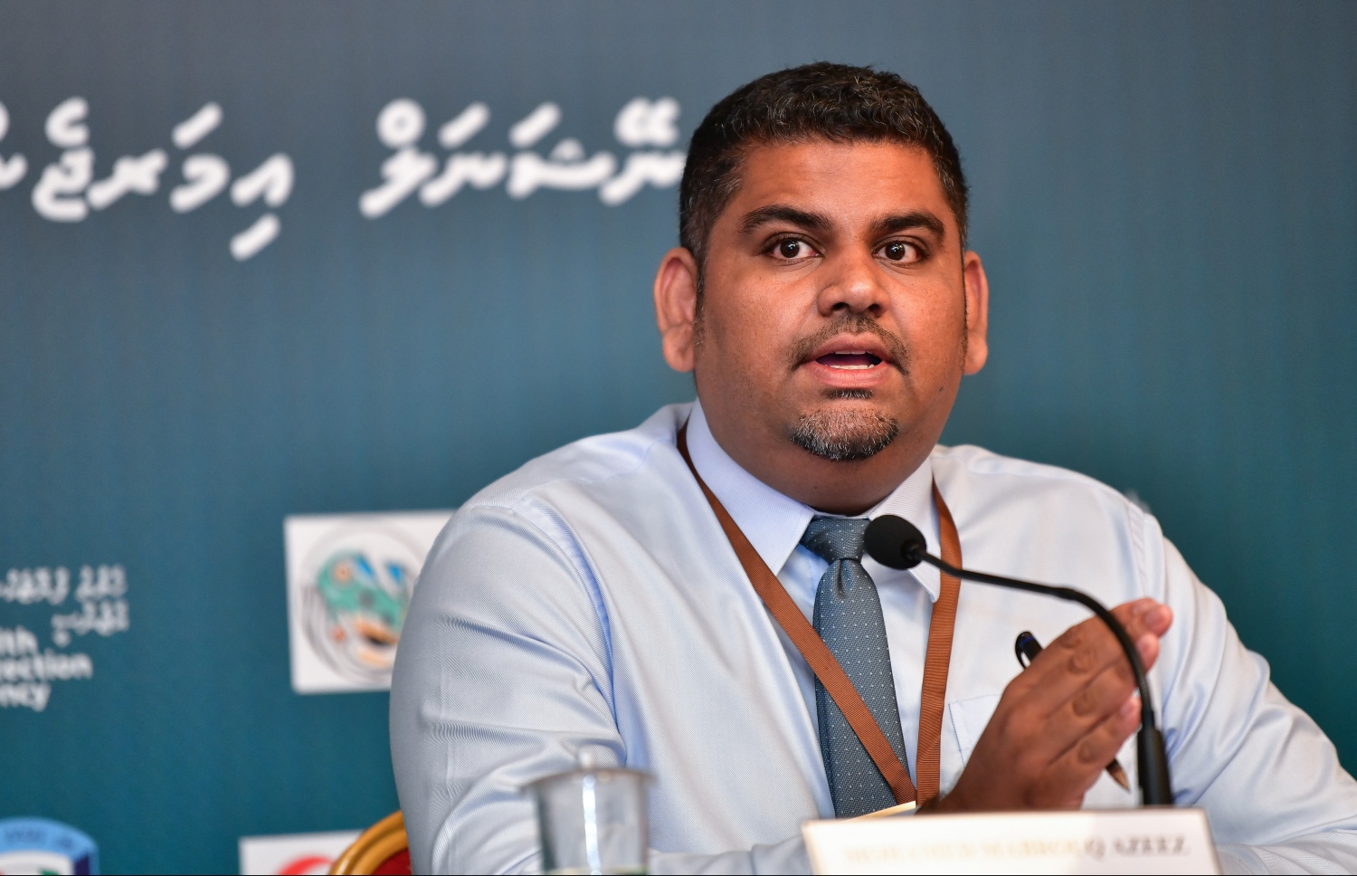 މިރޭގެ މީޑިއާ ބްރީފިންގައި އެންއީއޯސީގެ ތަރުޖަމާން މަބްރޫކް ނޫސްވެރިއެއްގެ ސުވާލަކަށް ޖަވާބު ދެއްވަނީ.---ފޮޓޯ: ނިޝާން އަލީ/މިހާރު