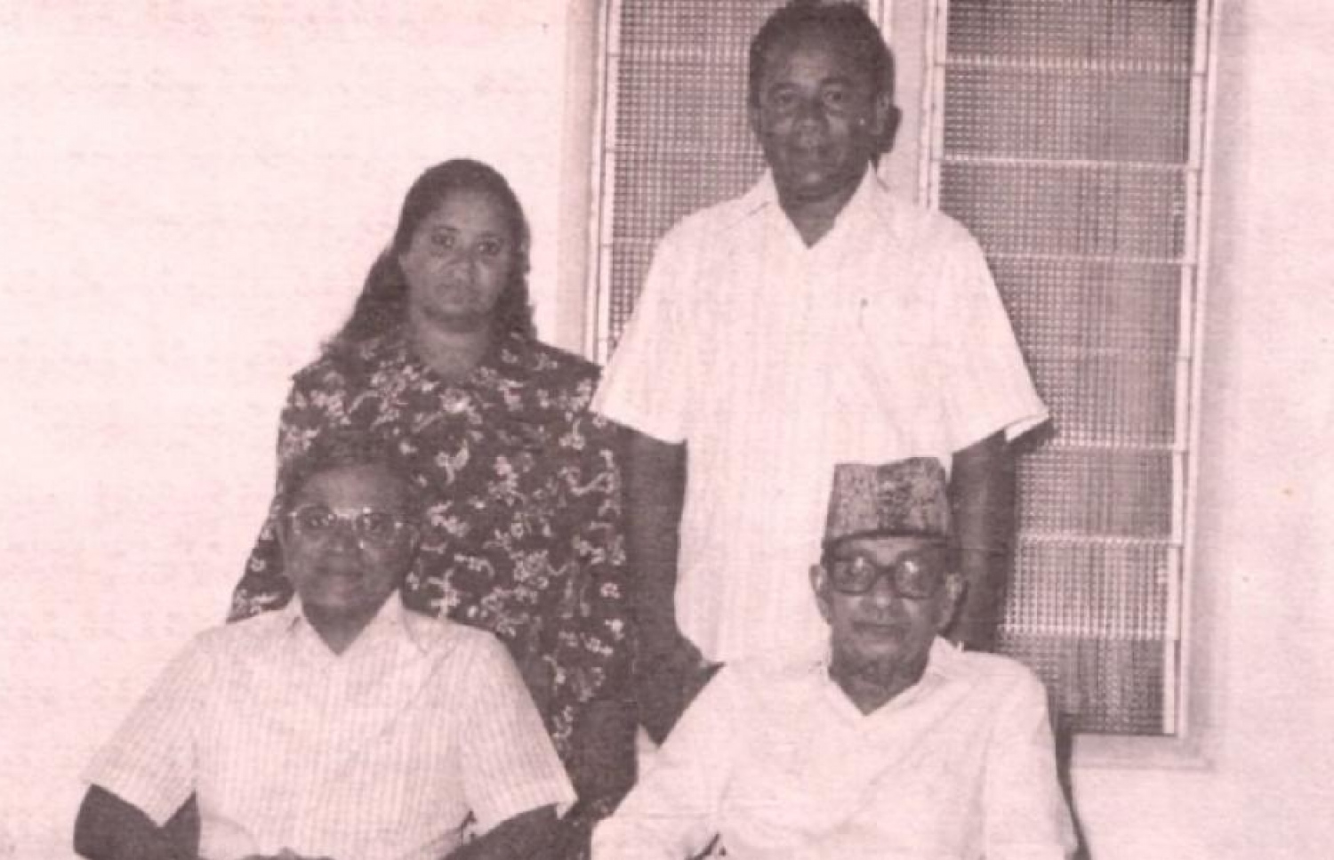 މައުމޫނާއި ހަމީދު އަދި މޫމިނާ، ބައްޕާފުޅު އަބްދުއްގައްޔޫމް ސީދީއާ އެކު ފޮޓޯފުޅެއް ނަންގަވަނީ.