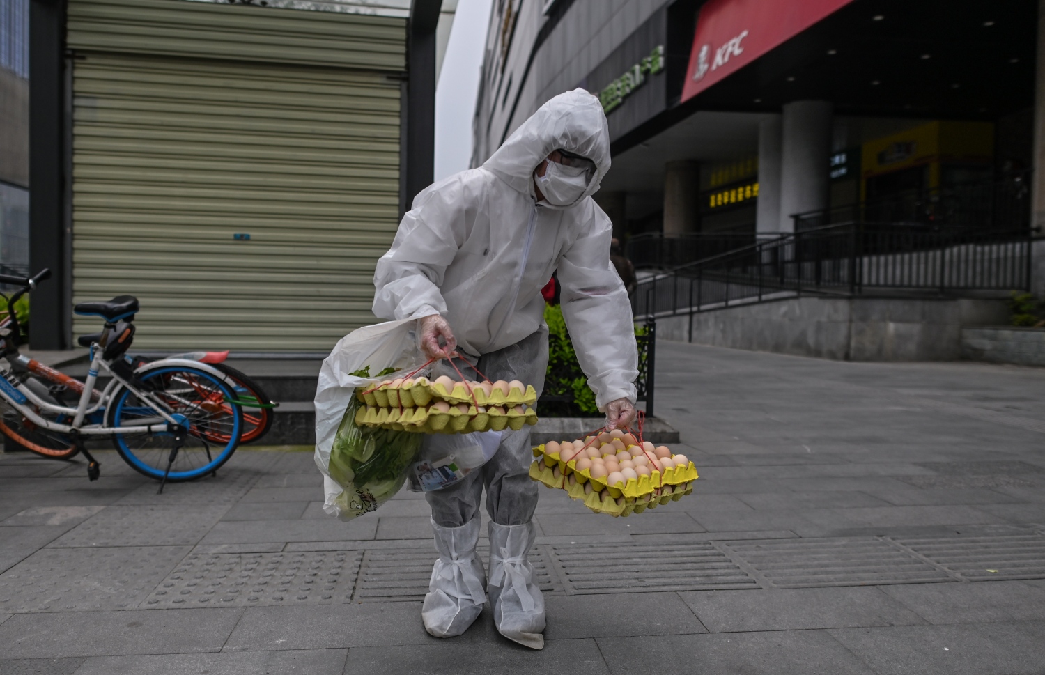 ވޫހާން ސިޓީ ލޮކްޑައުންގައި އޮތް އިރު މީހަކު ބިސް ގަނެގެން ދަނީ --ފޮޓޯ:އޭއެފްޕީ