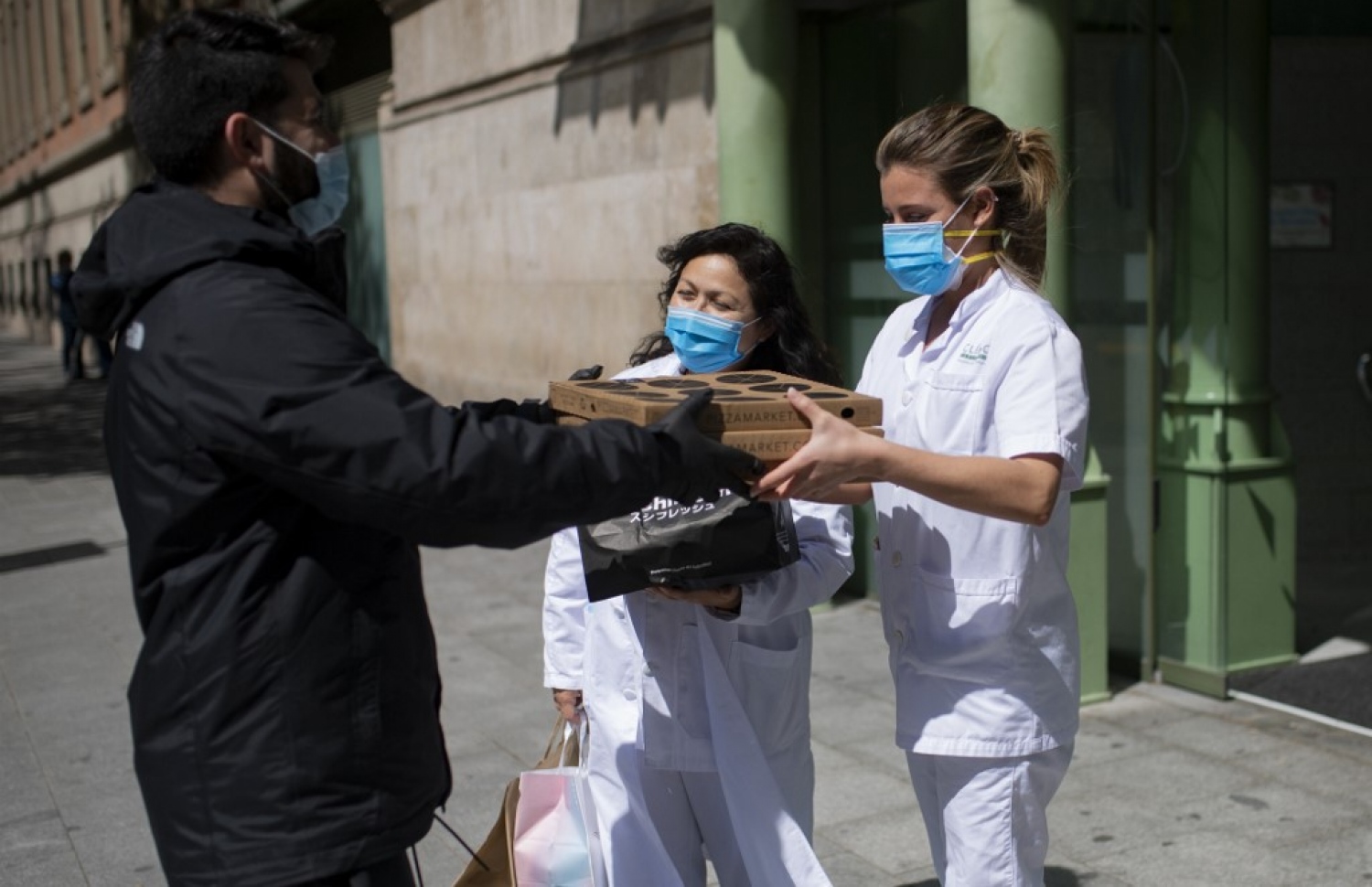 ސްޕެއިން: އޭޕްރިލް 7، 2020: ސްޕެއިންގައި ކޮވިޑް-19 ބަލީގައި ފަރުވާދެމުންދާ ބަލިމީހުންނަށް އެހީތެރިވަމުންދާ ސިއްހީ އެހީތެރިންނަށް ޕިއްޒާތަކެއް ދެނީ.-- ފޮޓޯ: އޭއެފްޕީ