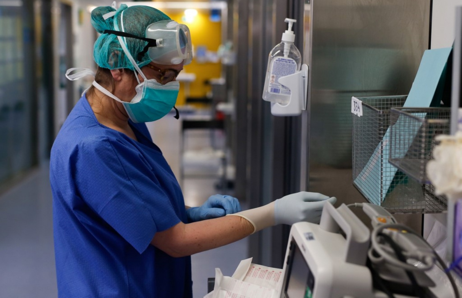 އިޓަލީ: އޭޕްރިލް 7، 2020: އިޓަލީގައި ކޮވިޑް-19 ބަލީގައި ފަރުވާދެމުންދާ ބަލިމީހުންނަށް ފަރުވާދިނުމަށް، ނަރުހަކު ރައްކާތެރިވުމުގެ ގޮތުން، މާސްކާއި އަންގިއާއެކު.-- ފޮޓޯ: އޭއެފްޕީ