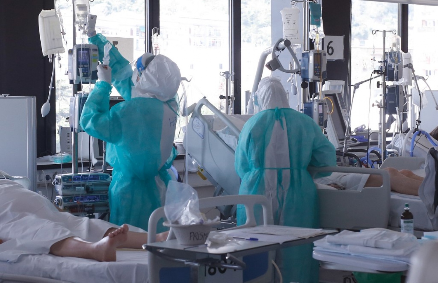 ސްޕެއިން: އޭޕްރިލް 7، 2020: އިޓަލީގައި ކޮވިޑް-19 ބަލީގައި ފަރުވާދެމުންދާ ބަލިމީހުންނަށް އެހީތެރިވަމުންދާއިރު، ރައްކާތެރިވުމުގެ ގޮތުން ނަރުސް، މާސްކާއި އަންގިއާއެކު މުޅިގައި އެއްކޮށް ކަވަރުކޮށްފައި.-- ފޮޓޯ: އޭއެފްޕީ