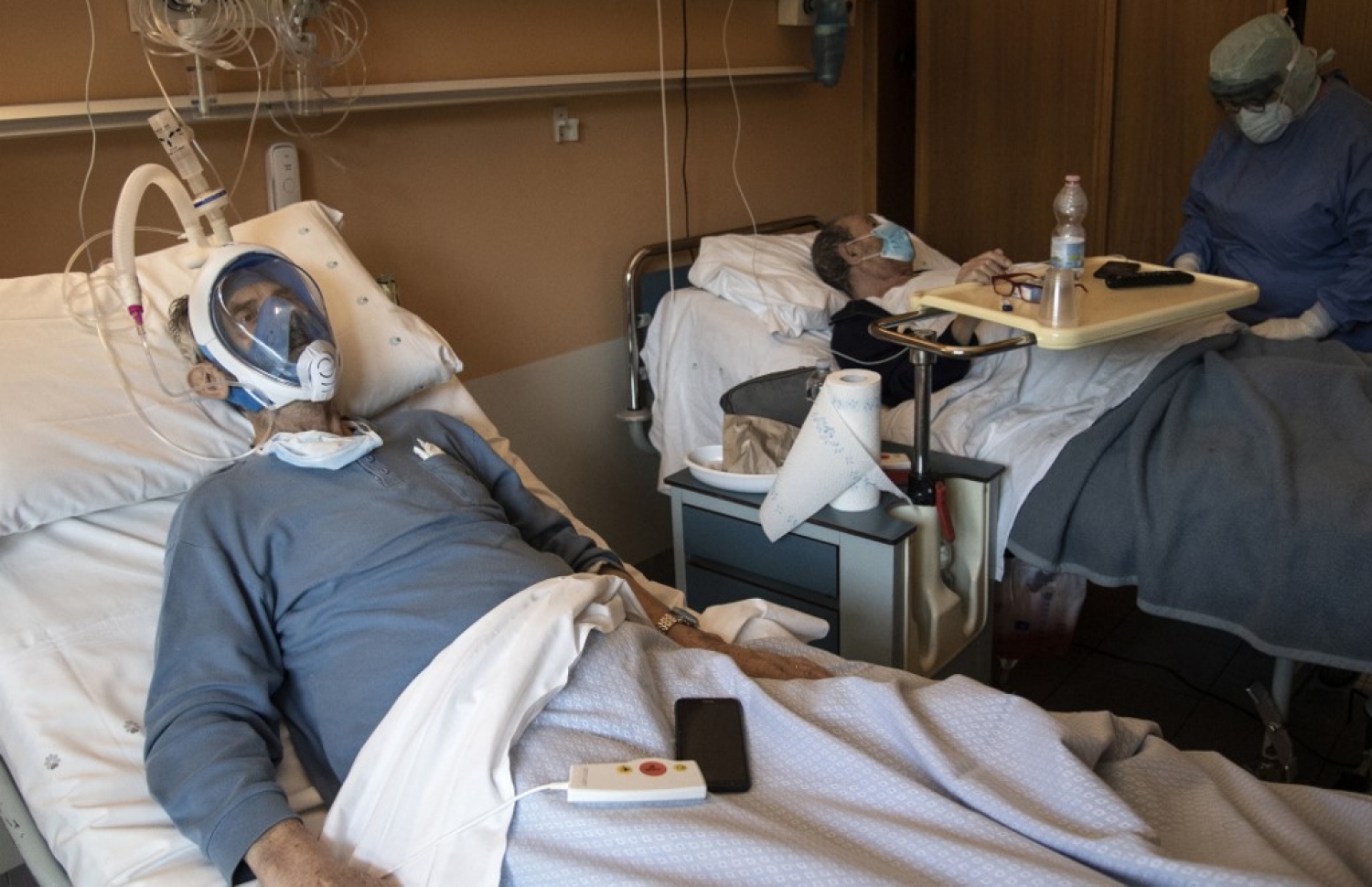 އިޓަލީ: އޭޕްރިލް 7، 2020: އިޓަލީގައި ކޮވިޑް-19 ބަލީގައި ފަރުވާދެމުންދާ ބަލިމީހަކު ސްނޯކްލިން މާސްކުގައި.-- ފޮޓޯ: އޭއެފްޕީ