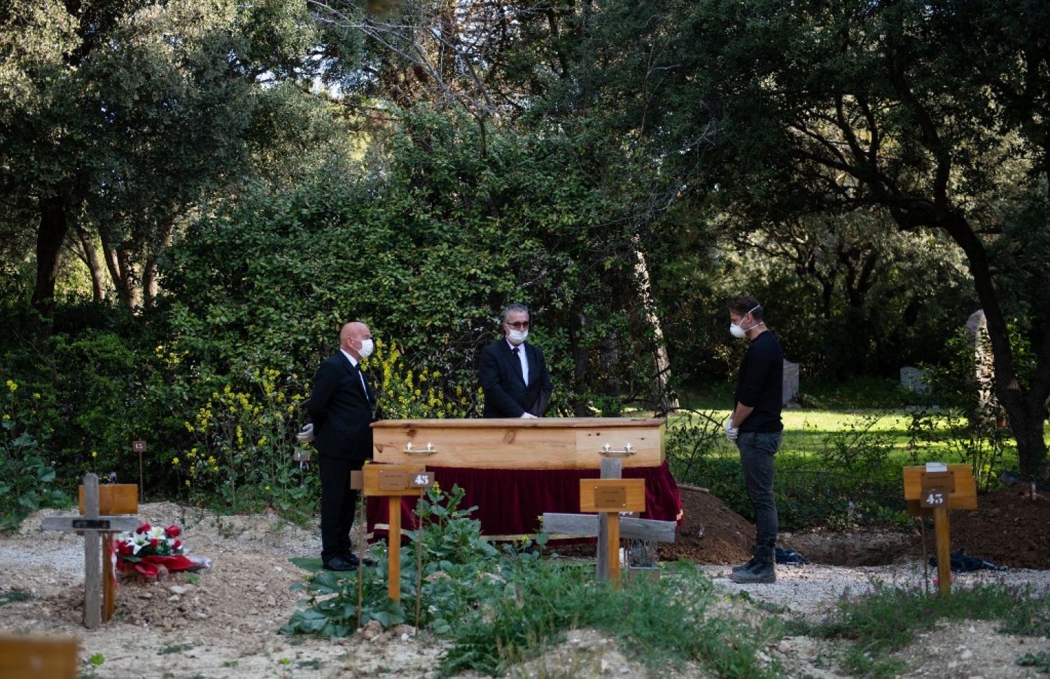 ފްރާންސް، ޕެރިސް: އޭޕްރިލް 7، 2020: ފްރާންސްގައި ކޮވިޑް-19 ބަލީގައި މަރުވި މީހެއްގެ ޖަނާޒާގައި ބަޔަކު ބައިވެރިވާއިރު، އެކަމުގައި ހަރަކާތްތެރިވާ އެންމެން ރައްކާތެރިވުމުގެ ގޮތުން މާސްކާއި އަންގިއާއެކު.-- ފޮޓޯ: އޭއެފްޕީ