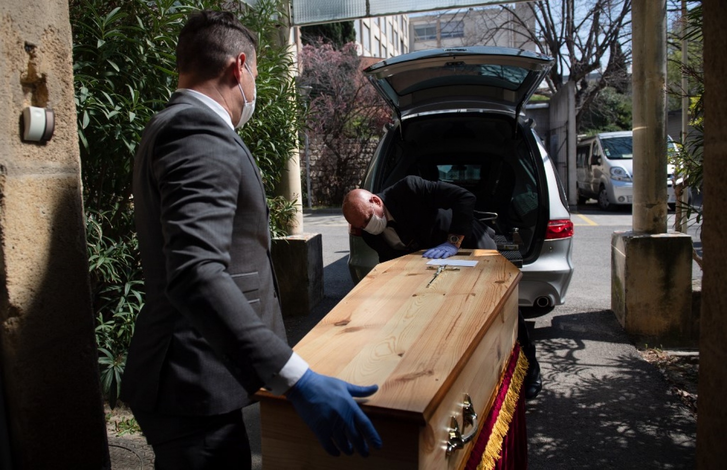 ފްރާންސް، ޕެރިސް: އޭޕްރިލް 7، 2020: ފްރާންސްގައި ކޮވިޑް-19 ބަލީގައި މަރުވި މީހެއްގެ ޖަނާޒާއަށް ތައްޔާރުވަމުންދާއިރު، އެކަމުގައި ހަރަކާތްތެރިވާ އެންމެން ރައްކާތެރިވުމުގެ ގޮތުން މާސްކާއި އަންގިއާއެކު.-- ފޮޓޯ: އޭއެފްޕީ