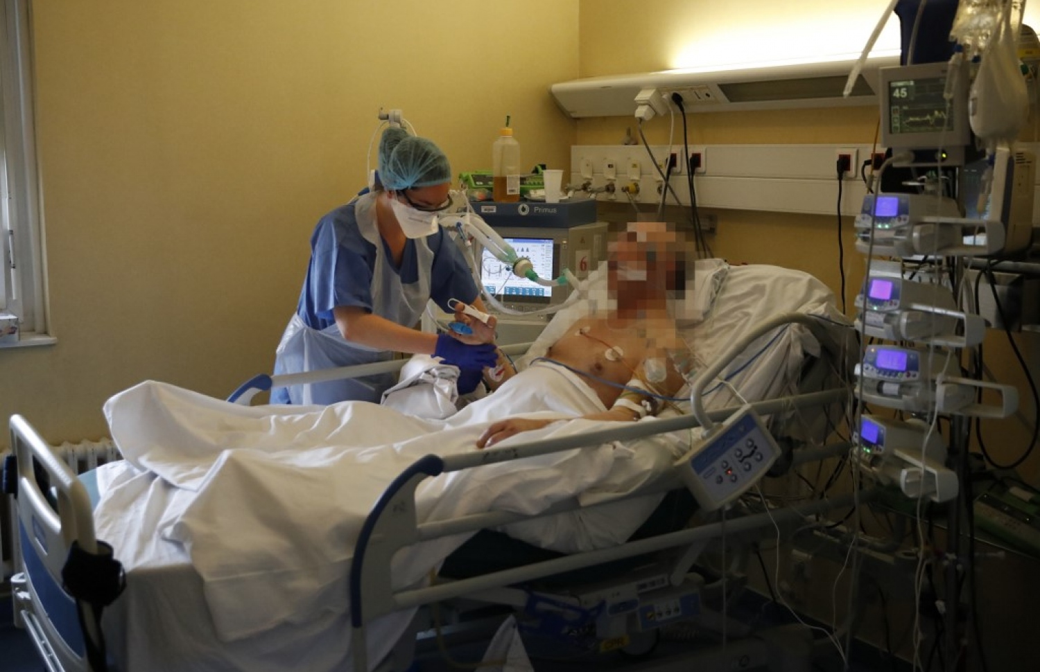 ފްރާންސް، ޕެރިސް: އޭޕްރިލް 7، 2020: ކޮރޯނާވައިރަަހަށް ޕޮޒިޓިވްވެ، ކޮވިޑް-19 އަށް ފަރުވާކުރަމުންދާ ބަލިމީހަކަށް ނަރުހަކު އެހީތެރިވަނީ.-- ފޮޓޯ: އޭއެފްޕީ