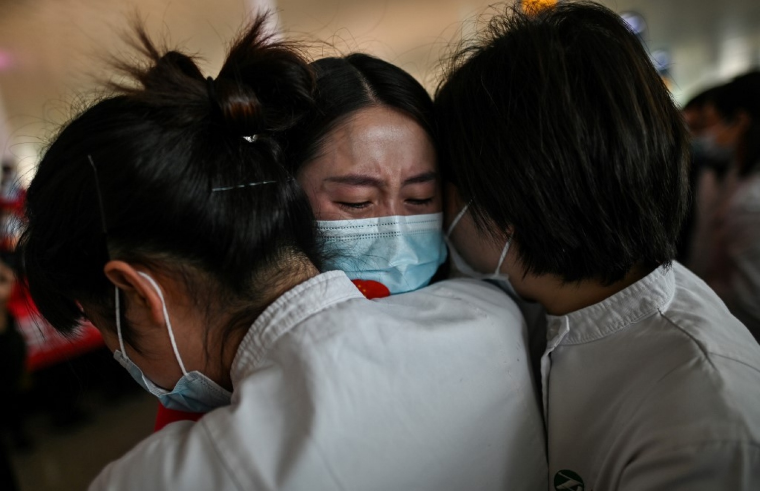 ޗައިނާ، ވޫހާން: އޭޕްރިލް 7، 2020: ކޮރޯނާ ވައިރަސް އައުޓްބްރޭކުގައި މަސައްކަތް ކުރަމުންދާ ދެ ނަރުހެއްގެ ގައިގައި މެޑިކަލް ސްޓާފަކު ބައްދާލުމާއެކު ރޮވެނީ.-- ފޮޓޯ: އޭއެފްޕީ