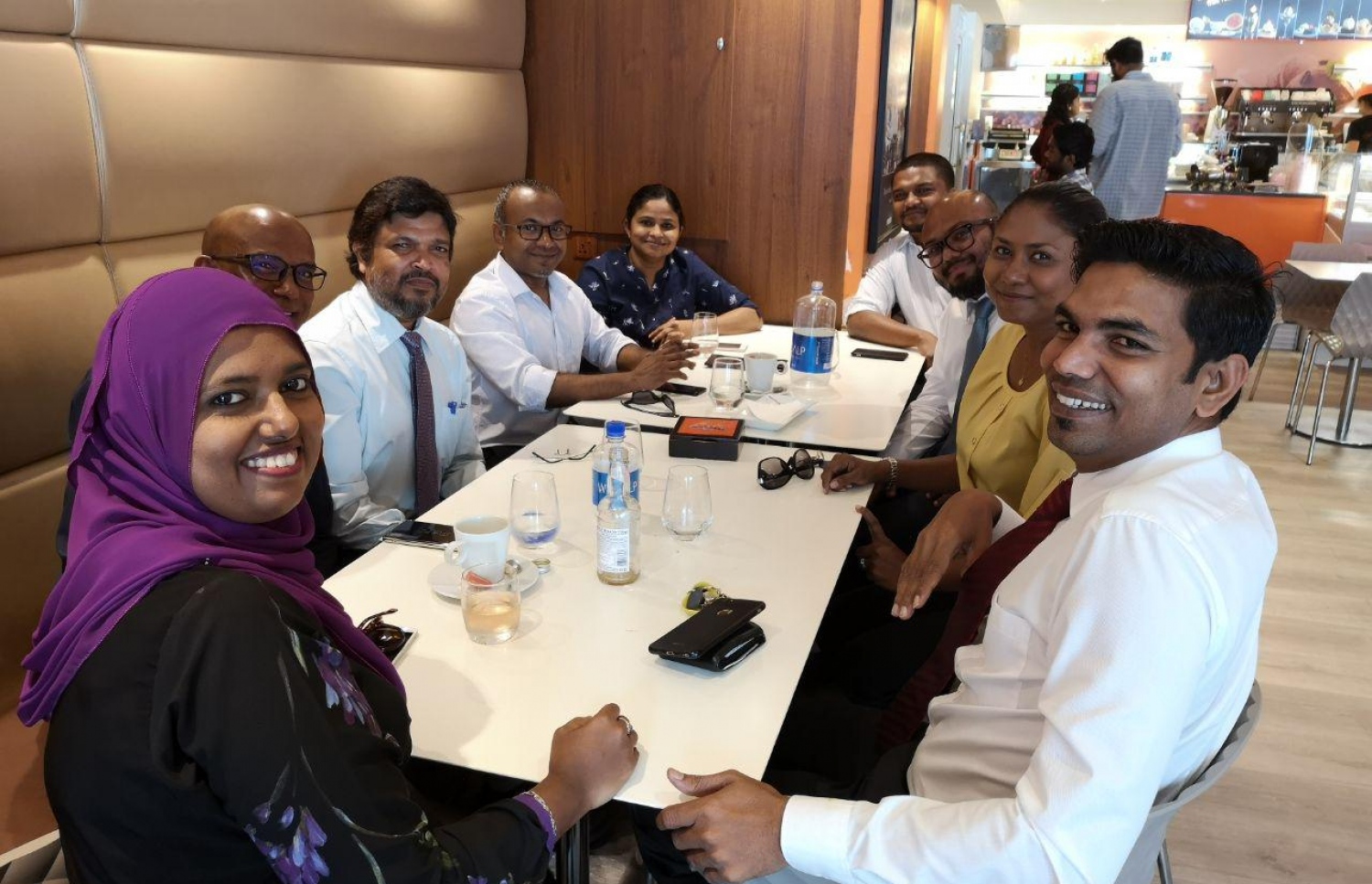 އިސްލާހީ ހަރަކާތުގެ ބައިވެރިންތަކަކާ އެކު ނުއުމާން ބައްދަލުވުމެއްގައި.