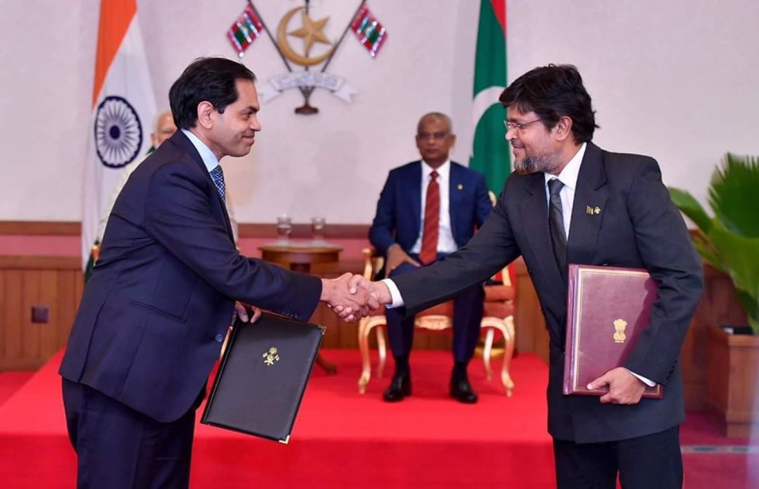 ކަސްޓަމްސްއާ ގުޅޭ އެއްބަސްވުމެއްގައި ސޮއިކުރައްވައި ނުއުމާން އެއްބަސްވުން ބަދަލުކުރައްވަނީ. --ފޮޓޯ/މިހާރު