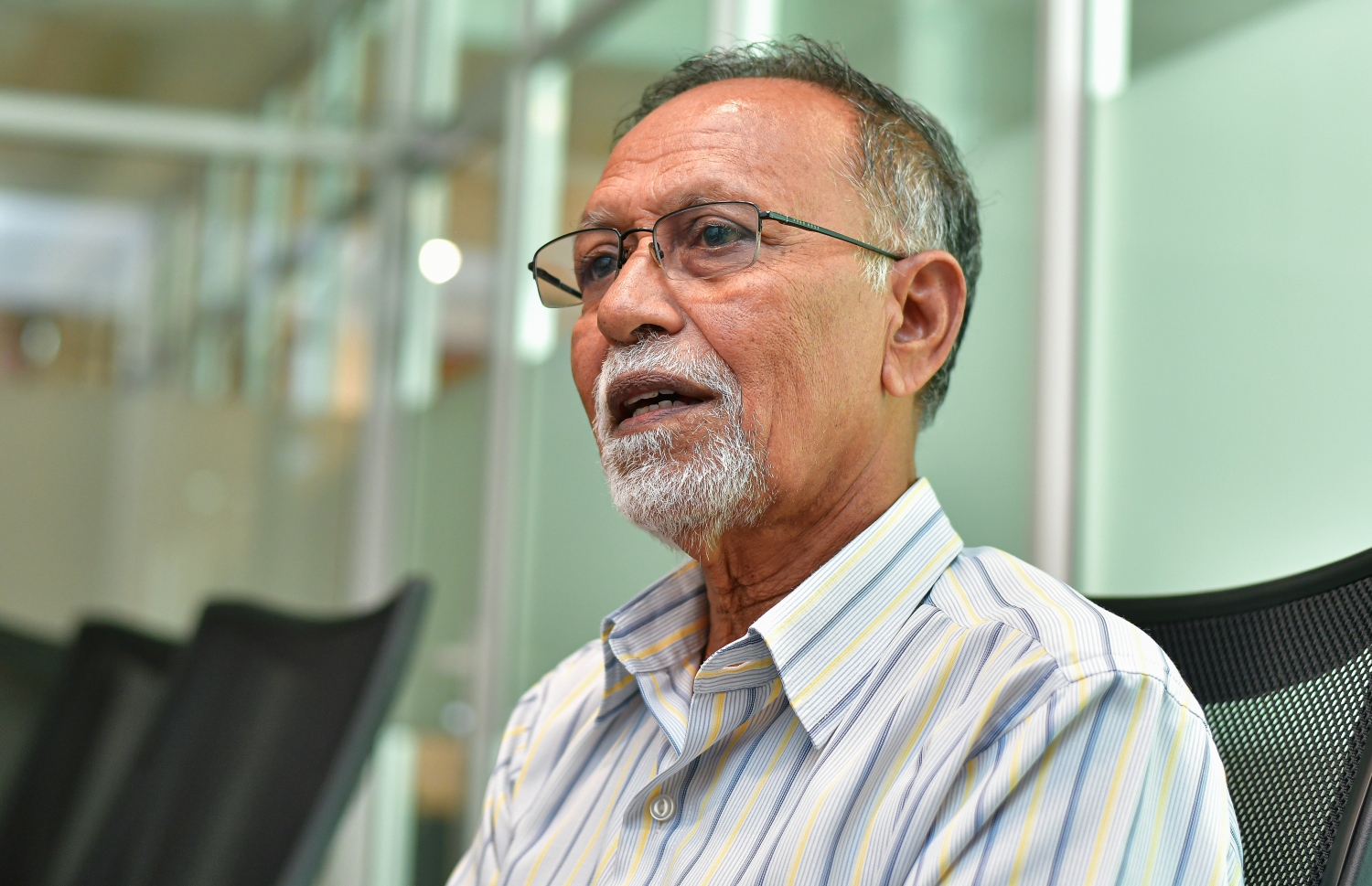 ސިއްހީ ދާއިރާގައި 46 އަހަރު ހިދުމަތްކުރެއްވި މުހައްމަދު އިސްމާއިލް ފުޅު "މިހާރު"އަށް އިންޓަވިއު ދެއްވަނީ --ފޮޓޯ: އަހުމަދު އަވްޝަން /މިހާރު