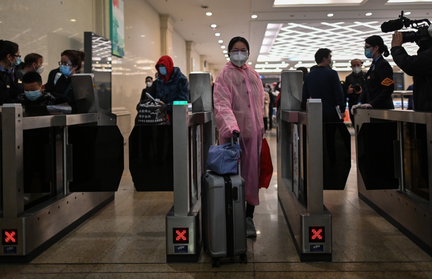 އެޕްރީލް 8، 2020: ވޫހާން - ދެމަހަށް ފަހު ވޫހާން ހުޅުވާލުމުން އެ ސިޓީގެ ހަންކޫ ރޭލް ސްޓޭޝަނަށް ބަޔަކު މަޑުކޮށްލައިގެން. --ފޮޓޯ:އޭއެފްޕީ