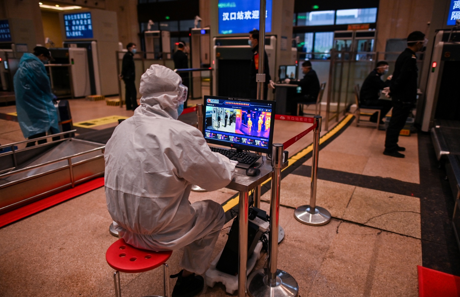 އެޕްރީލް 8، 2020: ވޫހާން - ދެމަހަށް ފަހު ވޫހާން ހުޅުވާލުމުން އެ ސިޓީގެ ހަންކޫ ރޭލް ސްޓޭޝަނުގައި ފަސިންޖަރުންގެ ހުން ބަލަނީ. --ފޮޓޯ:އޭއެފްޕީ