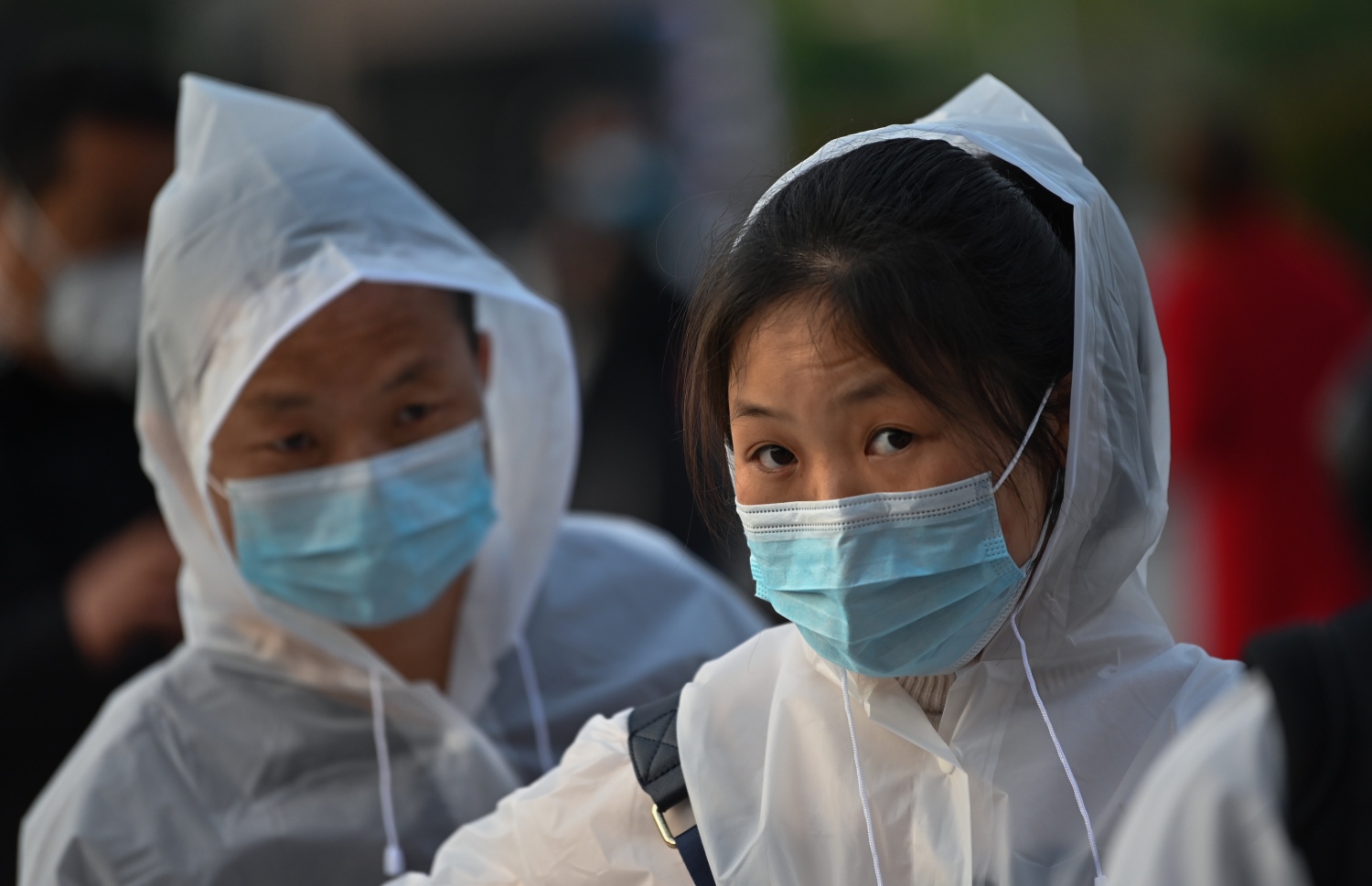 އެޕްރީލް 8، 2020: ވޫހާން - ދެމަހަށް ފަހު ވޫހާން ހުޅުވާލުމުން އެ ސިޓީގެ ހަންކޫ ރޭލް ސްޓޭޝަނުގައި ބަޔަކު މަޑުކޮށްލައިގެން. --ފޮޓޯ:އޭއެފްޕީ